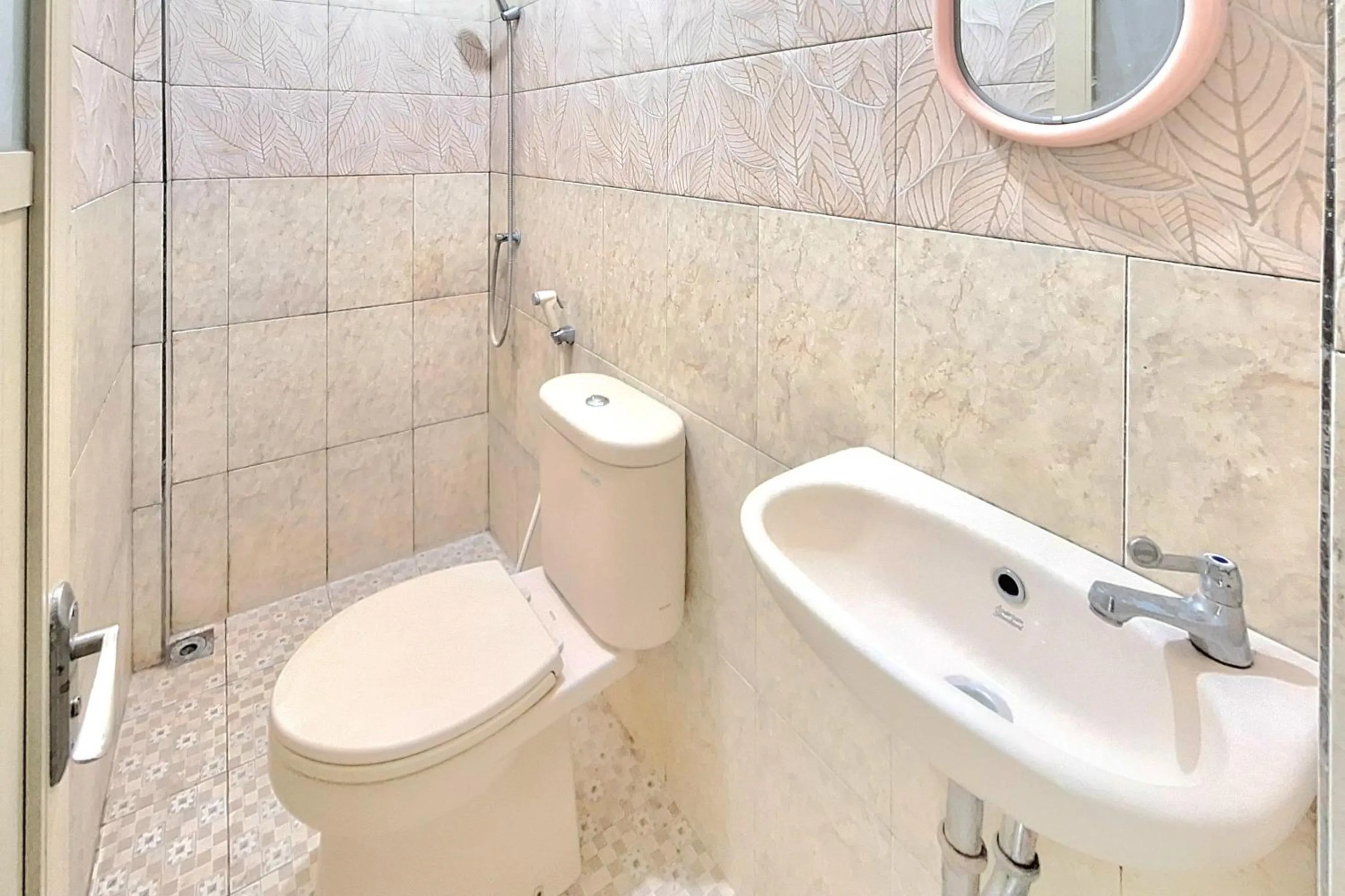 Bathroom in Griya Pradipa Syariah Near Balai Kota Batu Mitra RedDoorz