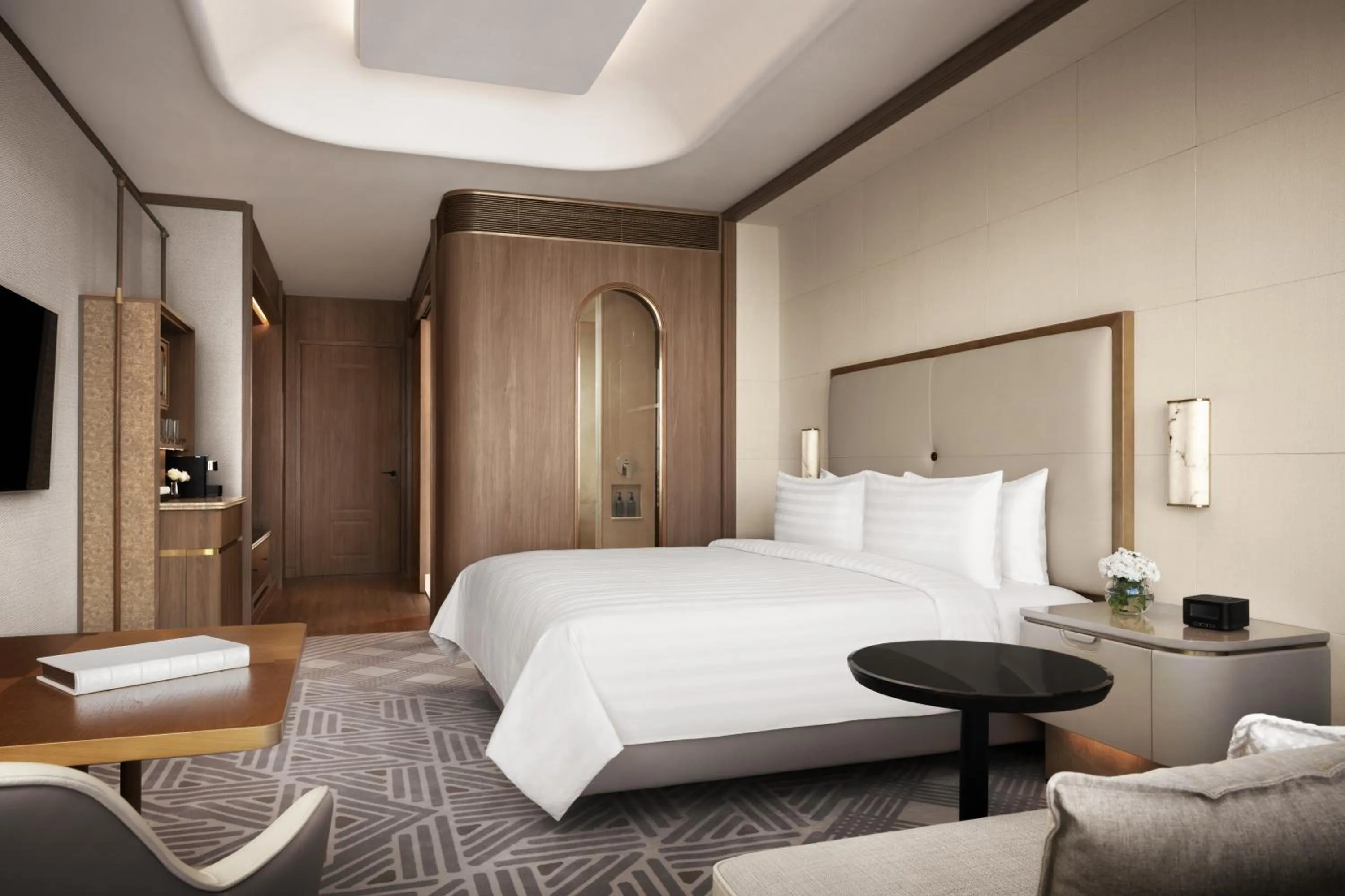 Bed in Shangri-La Phnom Penh