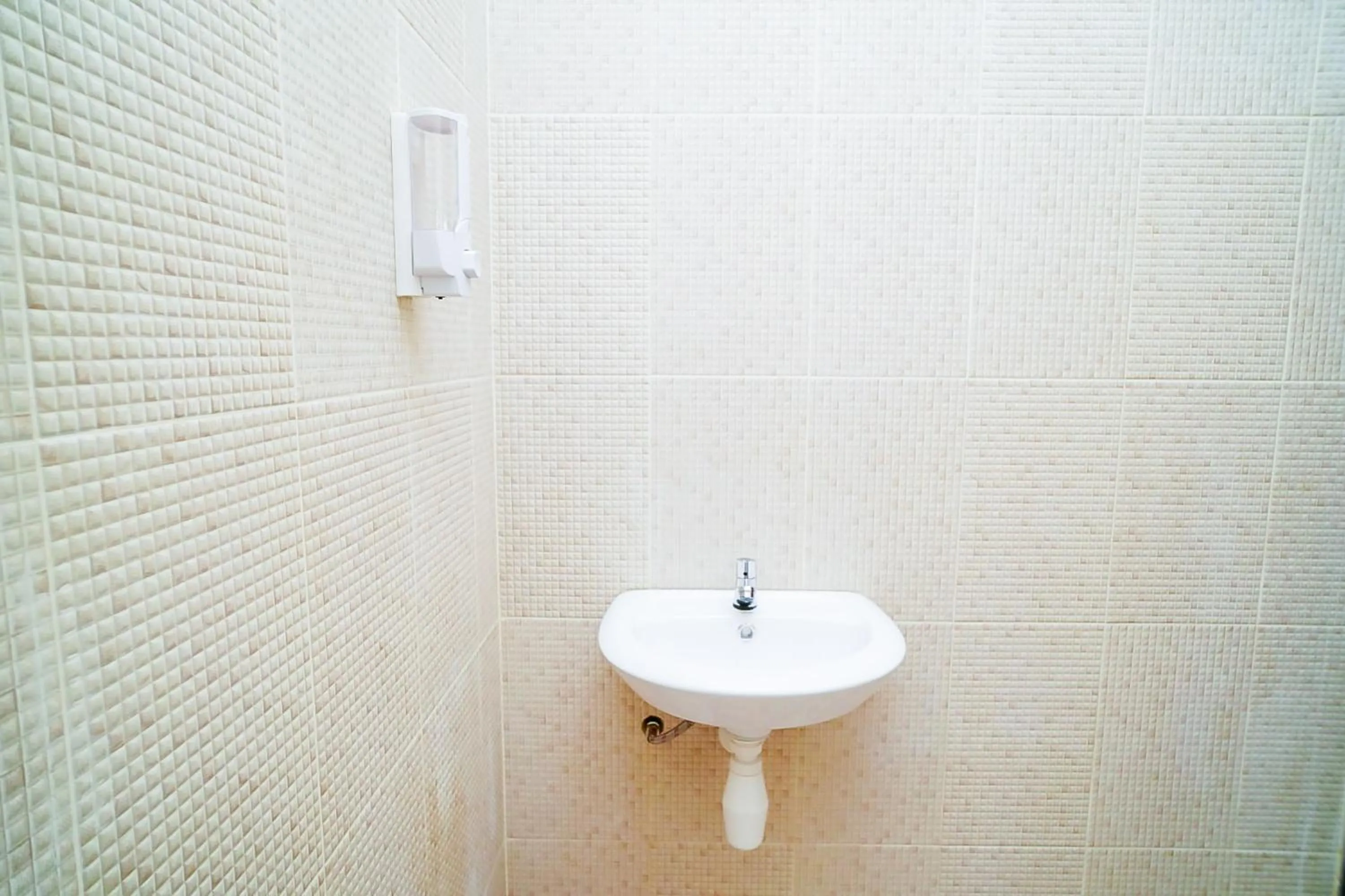 Bathroom in Mess Rejeki Redpartner