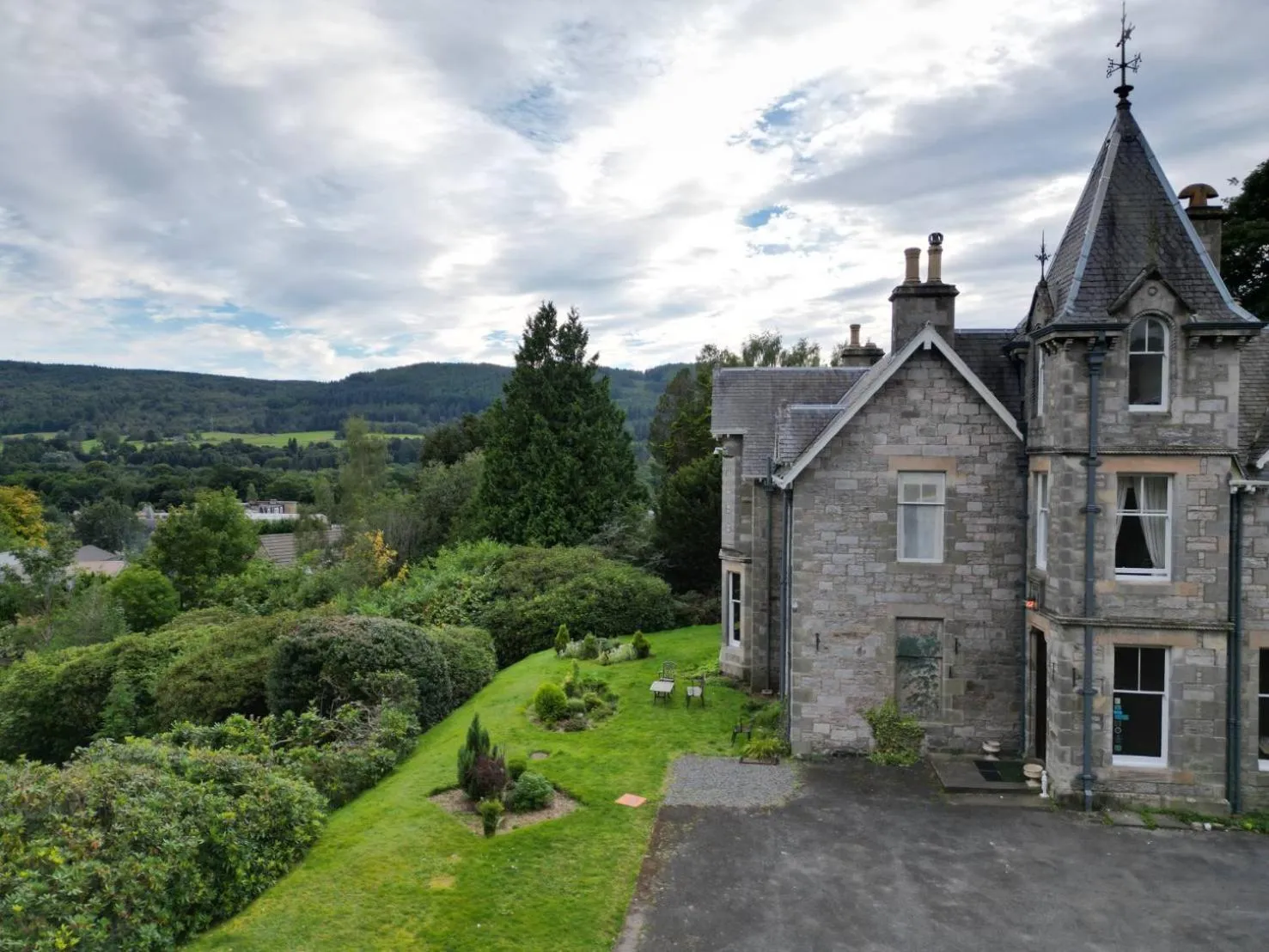 Property building in Wellwood Manor