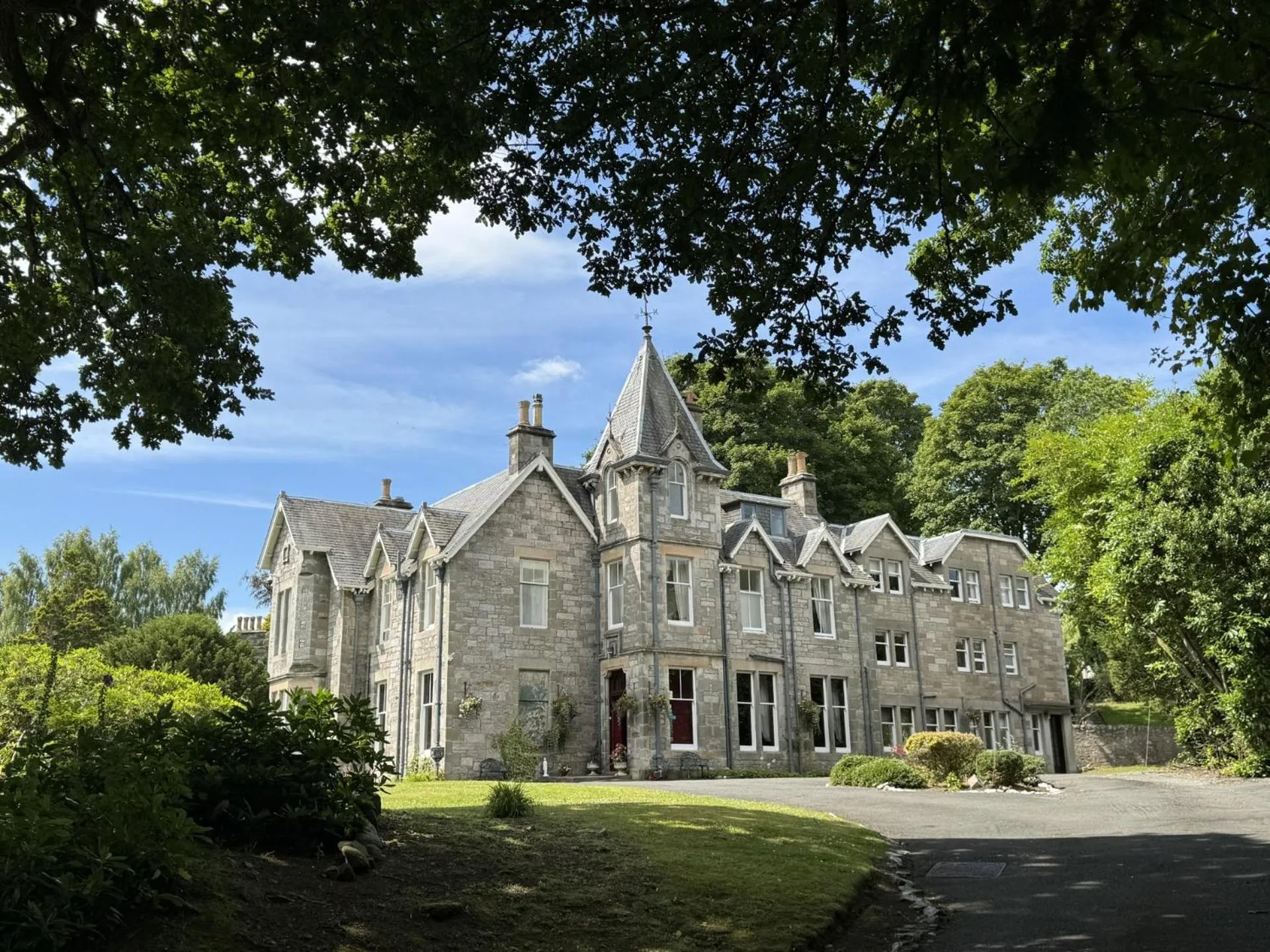 Property building in Wellwood Manor