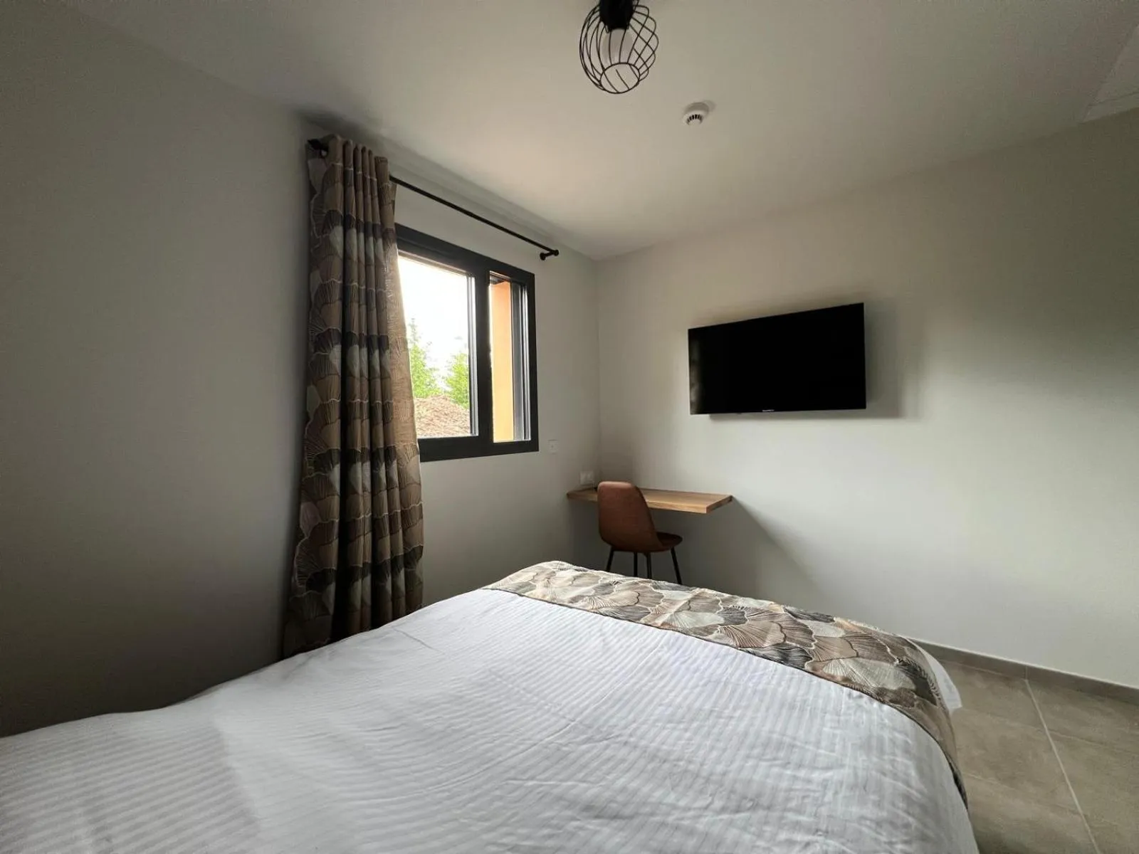 TV and multimedia, Bed in Hotel Le Belmont