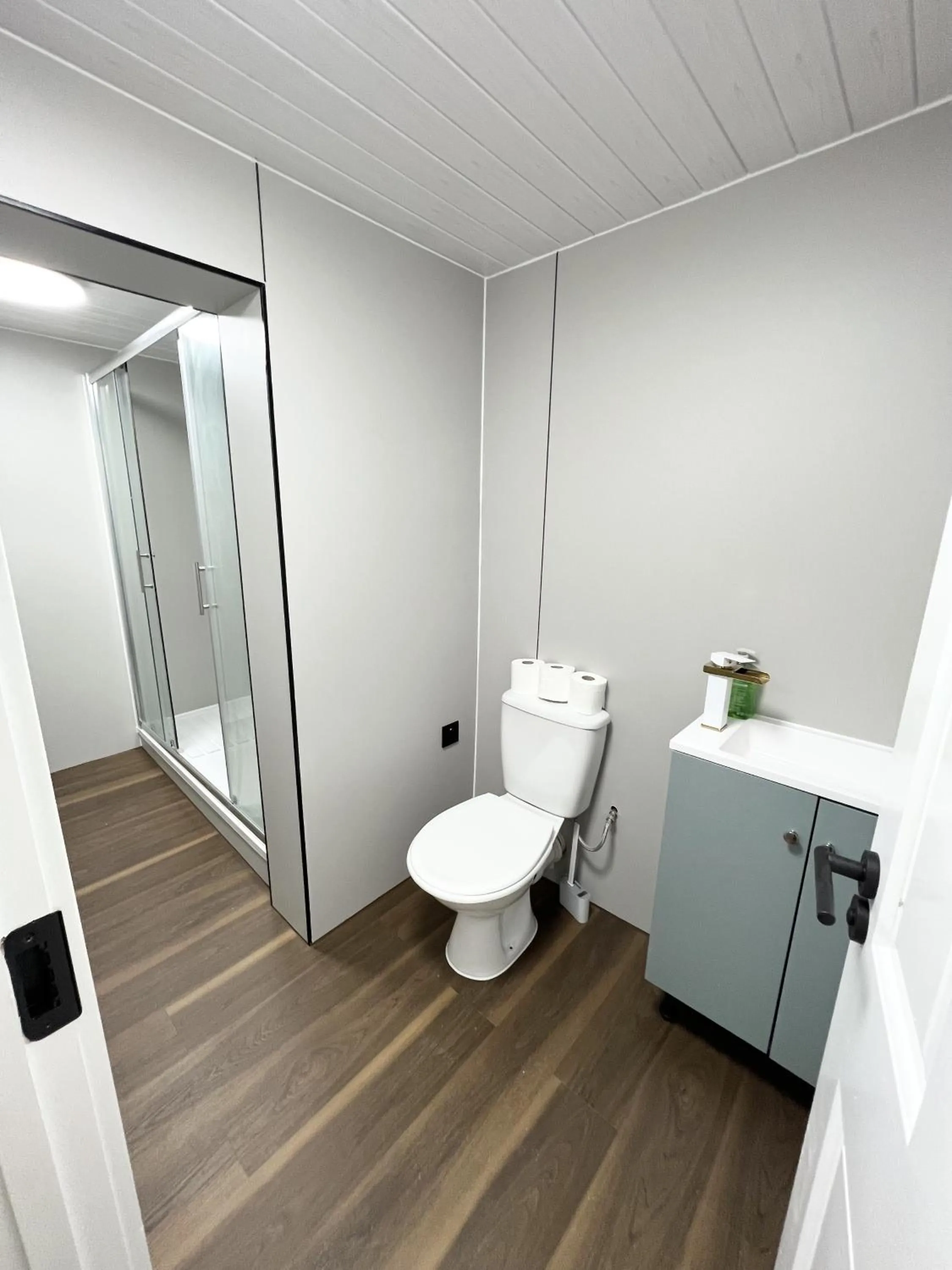 Bathroom in OYO Welsh Holiday Accommodation - Modern Stay