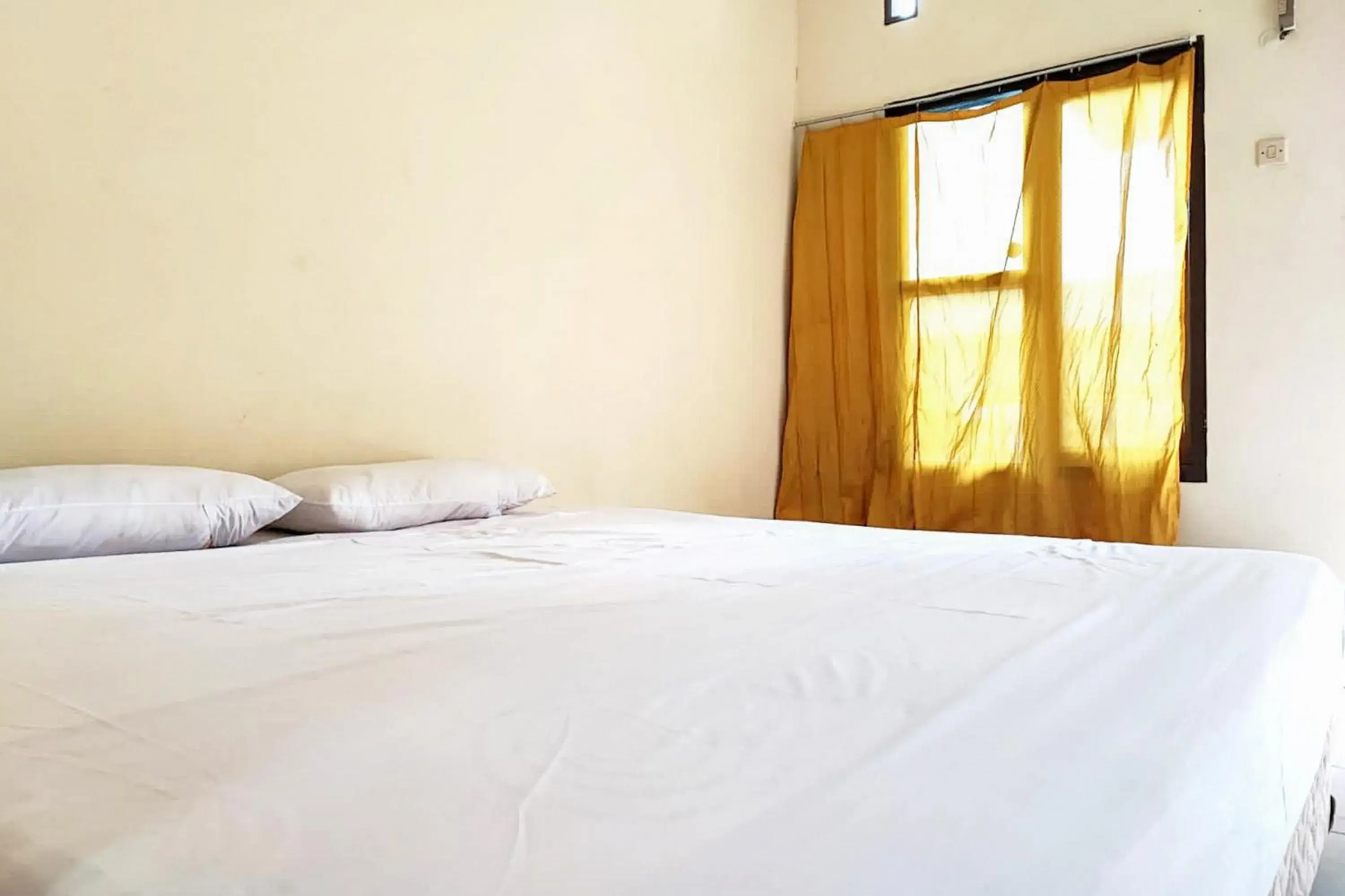 Standard Double Room in Dhamar Prabujaya Redpartner Standard Double Room in Dhamar Prabujaya Redpartner