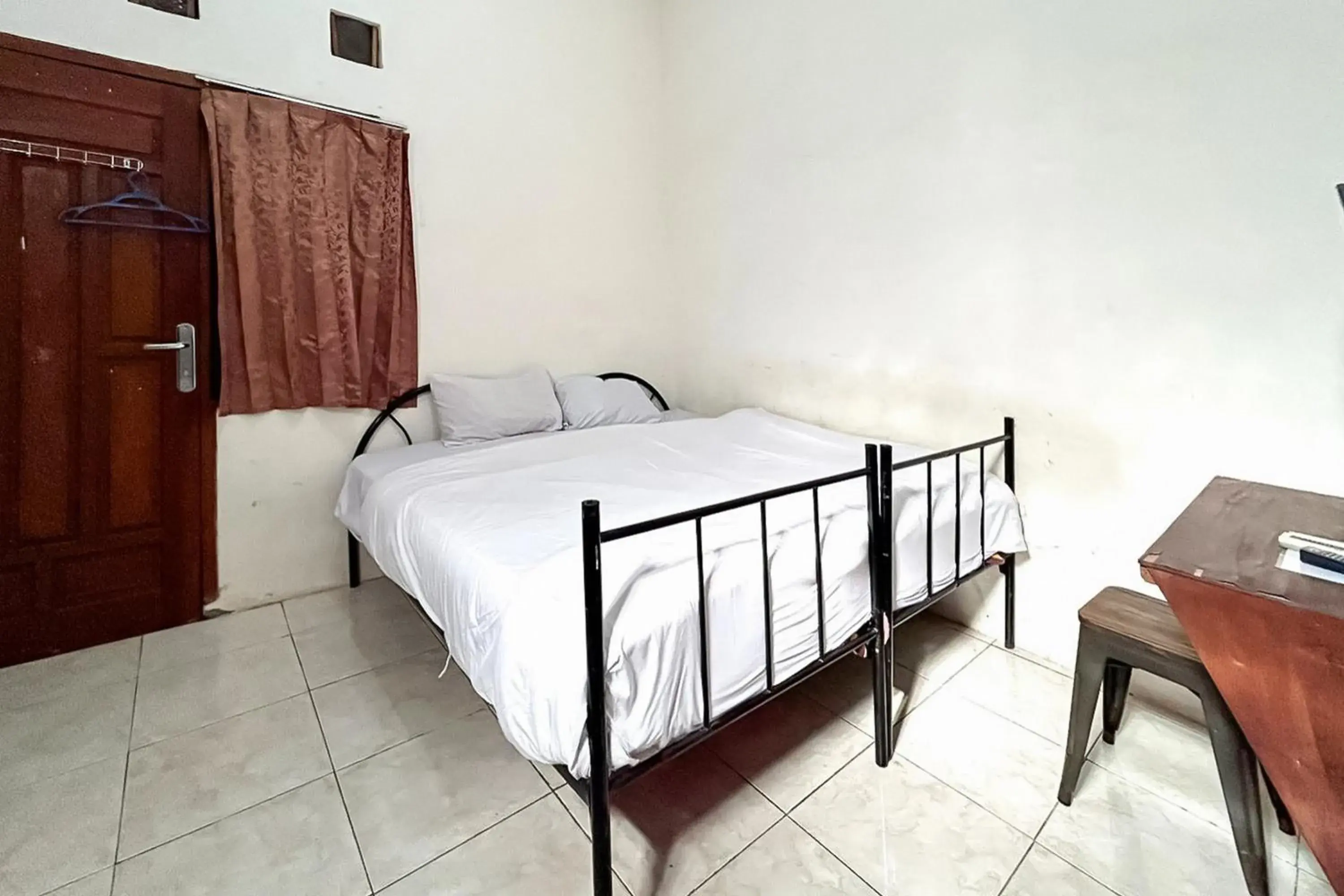 Standard Double Room in Dhamar Prabujaya Redpartner Standard Double Room in Dhamar Prabujaya Redpartner