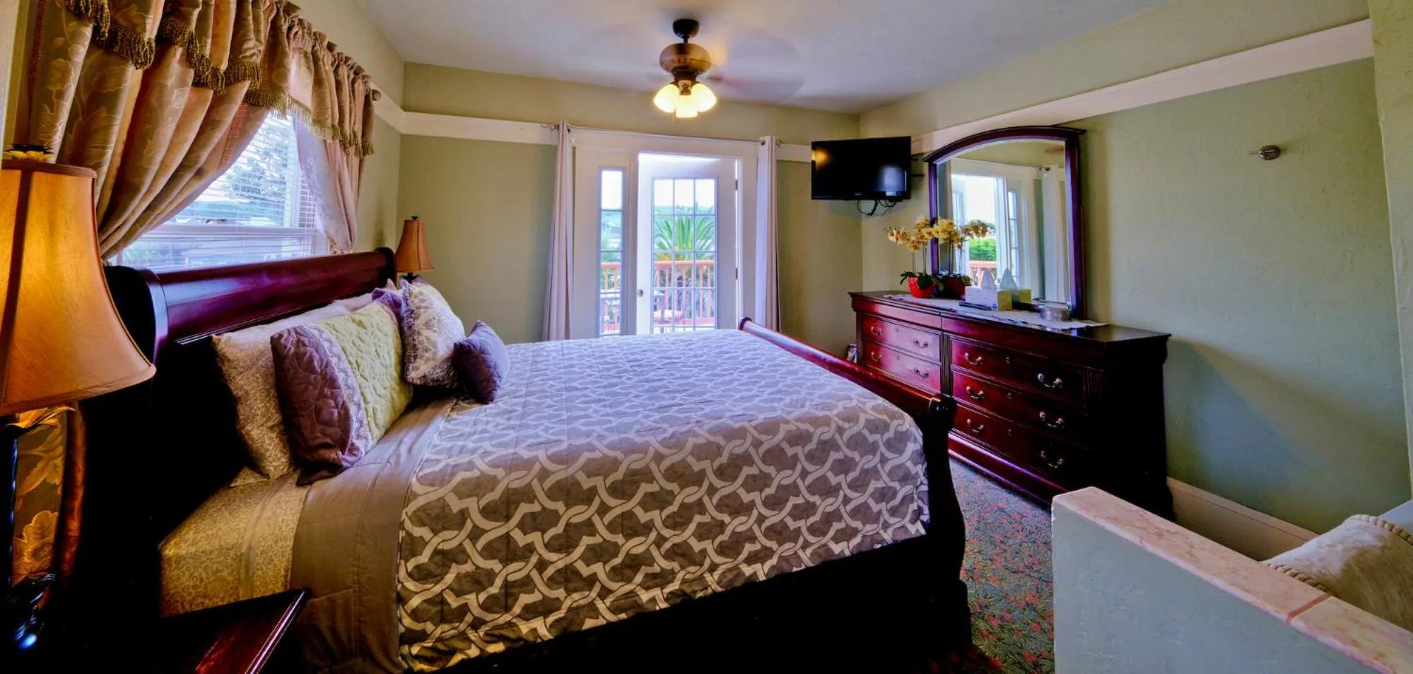 Queen Suite with Sea View in Shorelight Inn