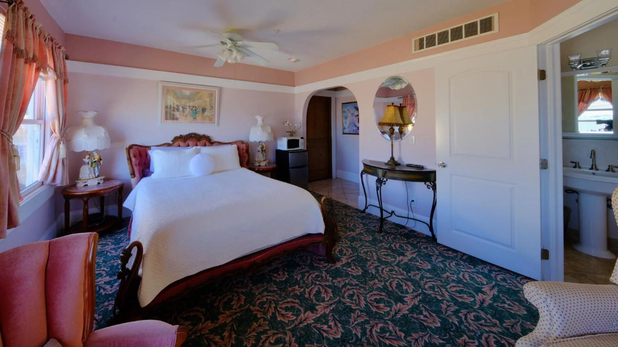 Deluxe Suite with Sea View in Shorelight Inn