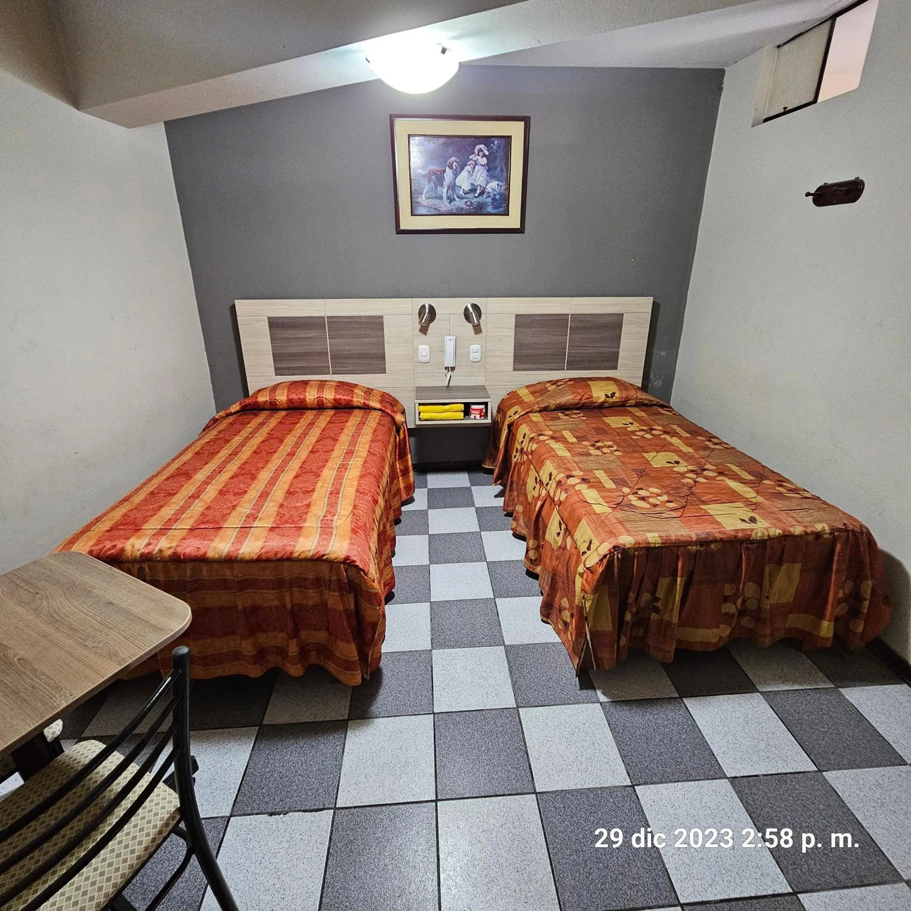 Twin Room in Hostal La Cascada