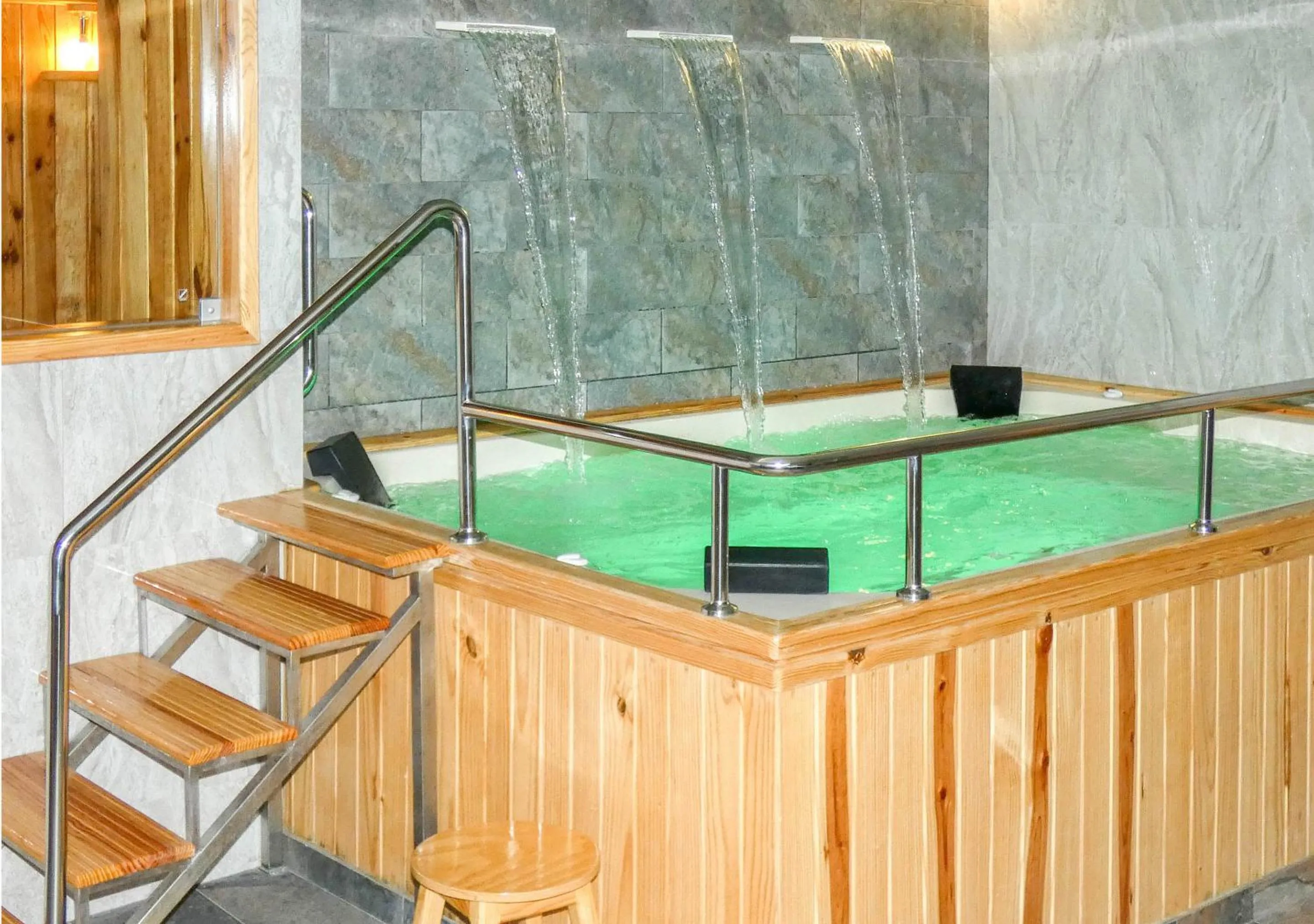 Hot Tub in Hotel Plaza