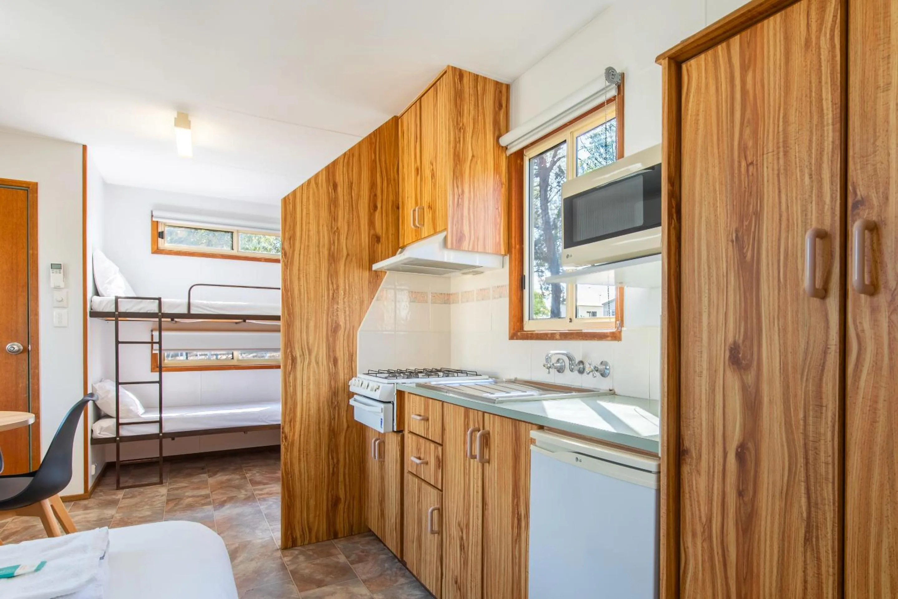 Kitchen or kitchenette, Bed in Echo Holiday Parks - Naracoorte