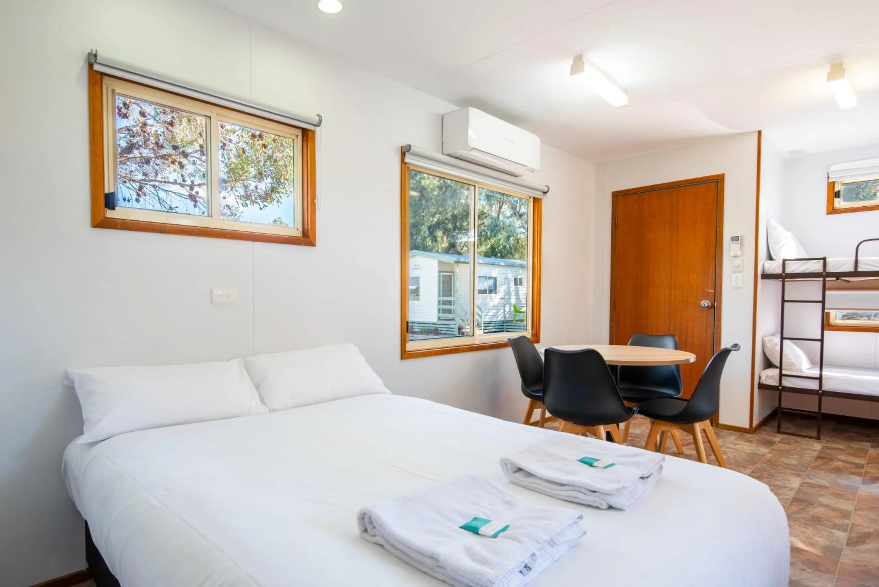 Seating area, Bed in Echo Holiday Parks - Naracoorte