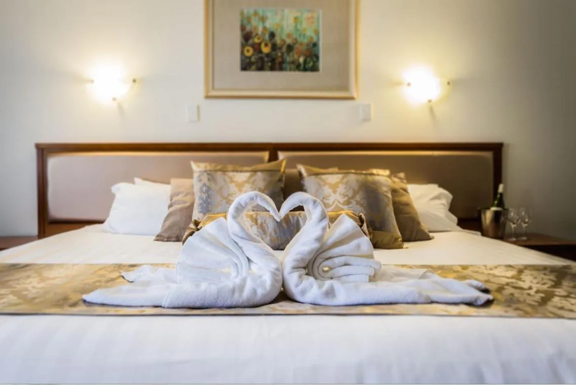 Bedroom, Bed in Foothills