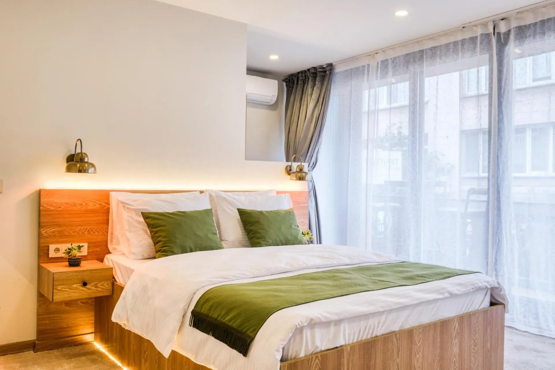 Bed in Elephant In The Room Bed in Elephant In The Room