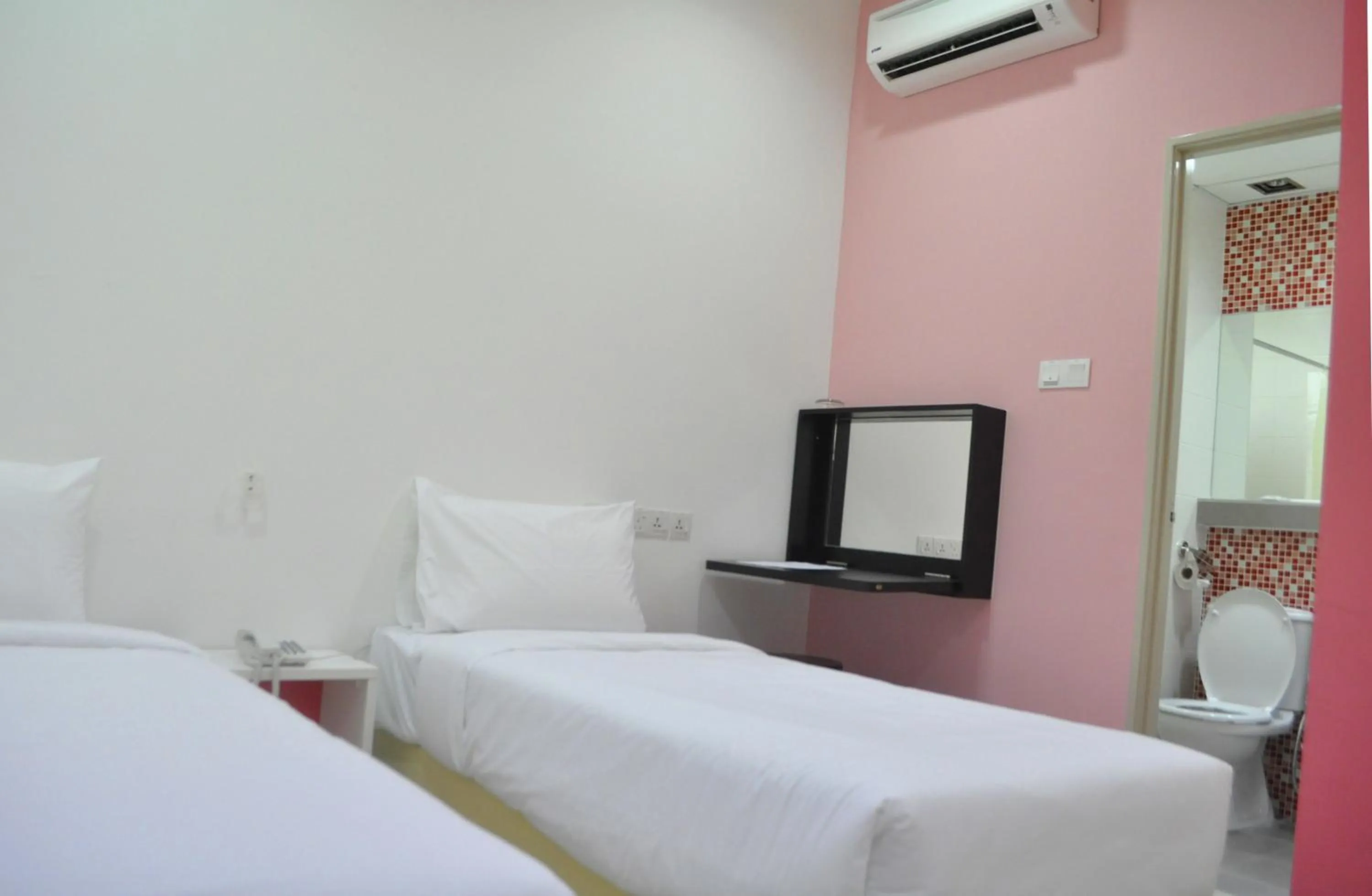 Bed in YY48 Hotel 2 Mins Walk From Masjid Jamek LRT Station