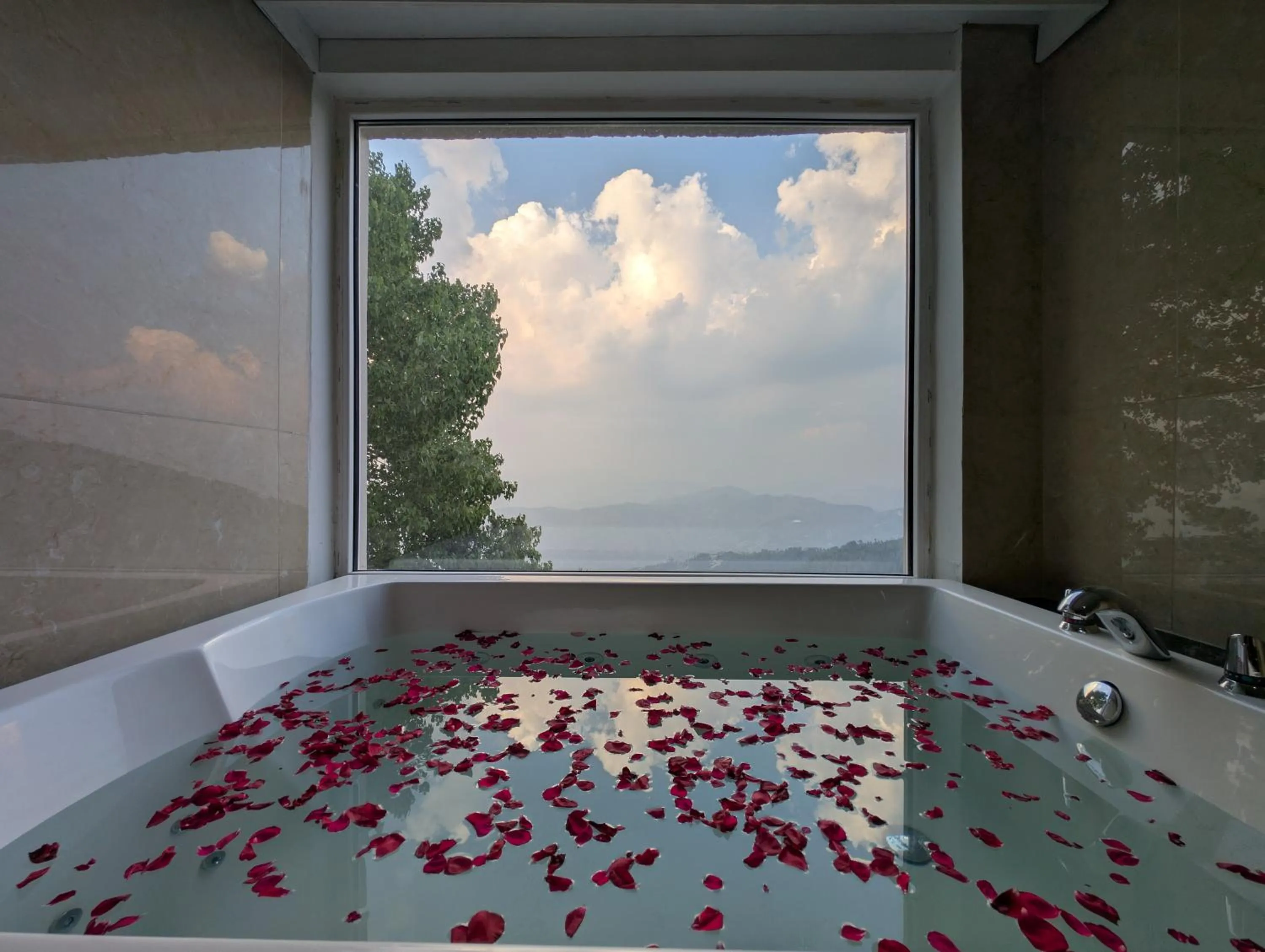 Mountain view, Bed in Kufri Heritage Resort & Spa