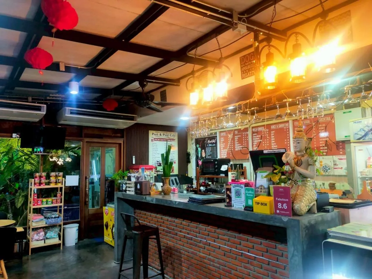 Restaurant/places to eat in Park & Pool Resort