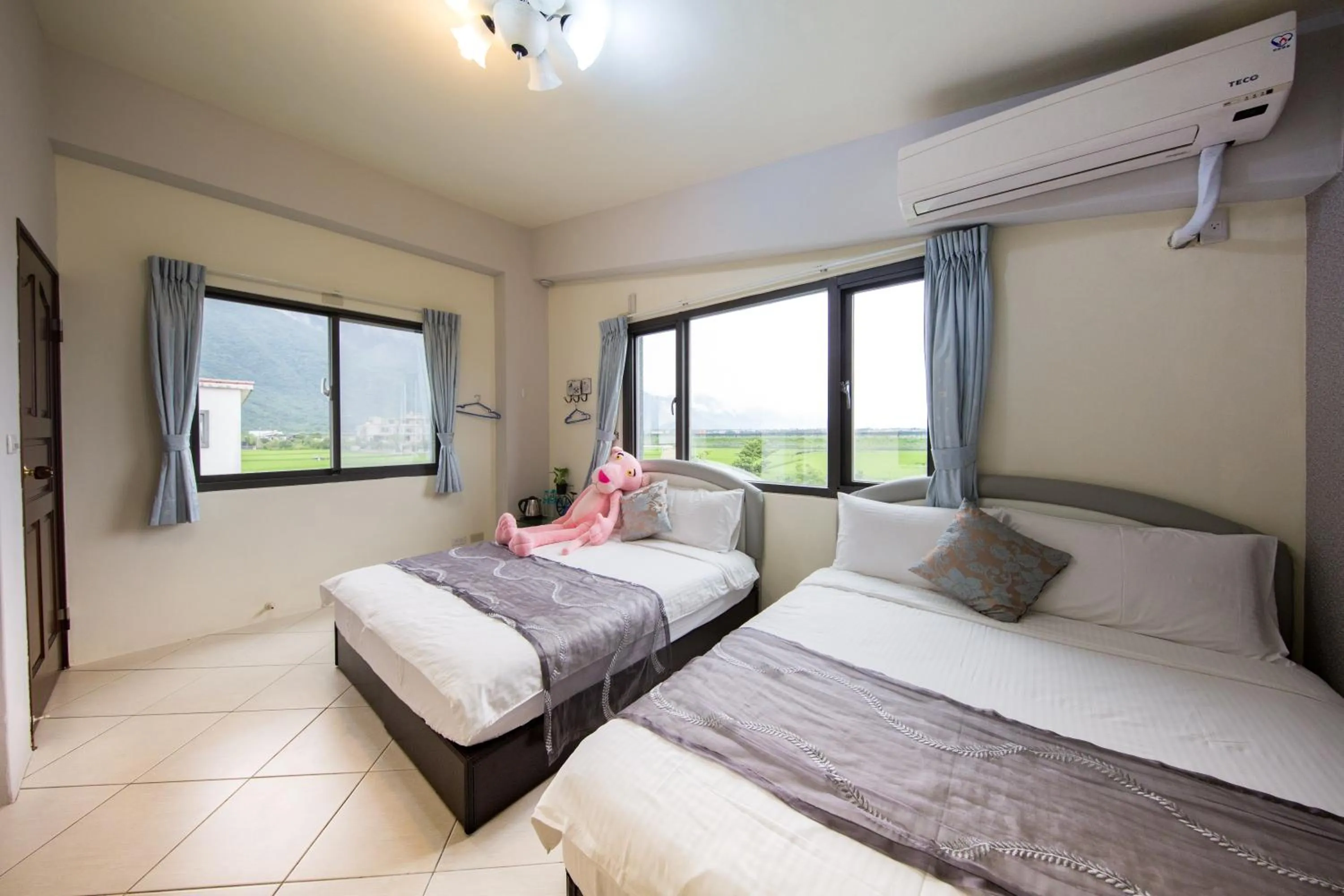 Photo of the whole room, Bed in Slow Fly B&B