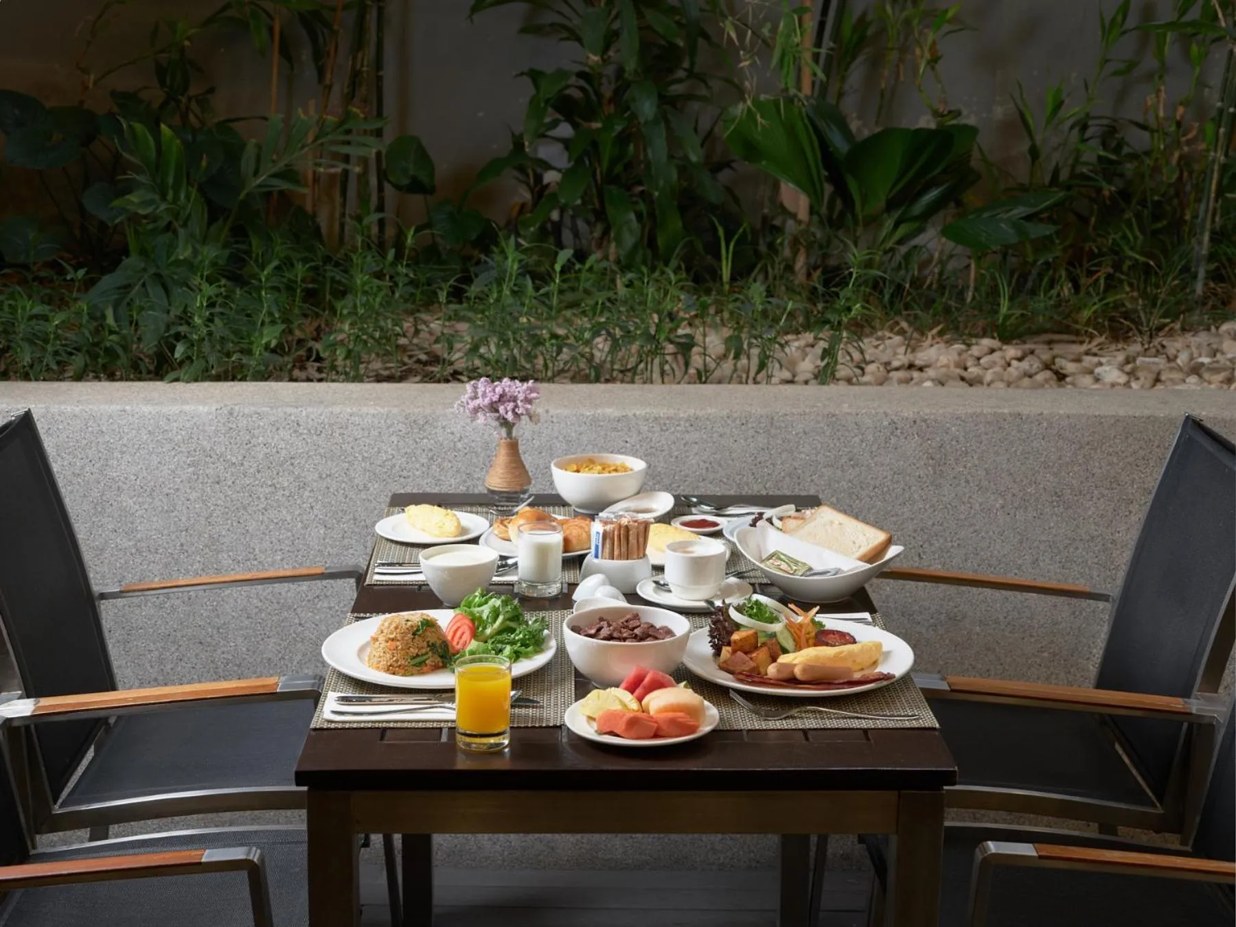 Restaurant/places to eat in Amara Bangkok Hotel