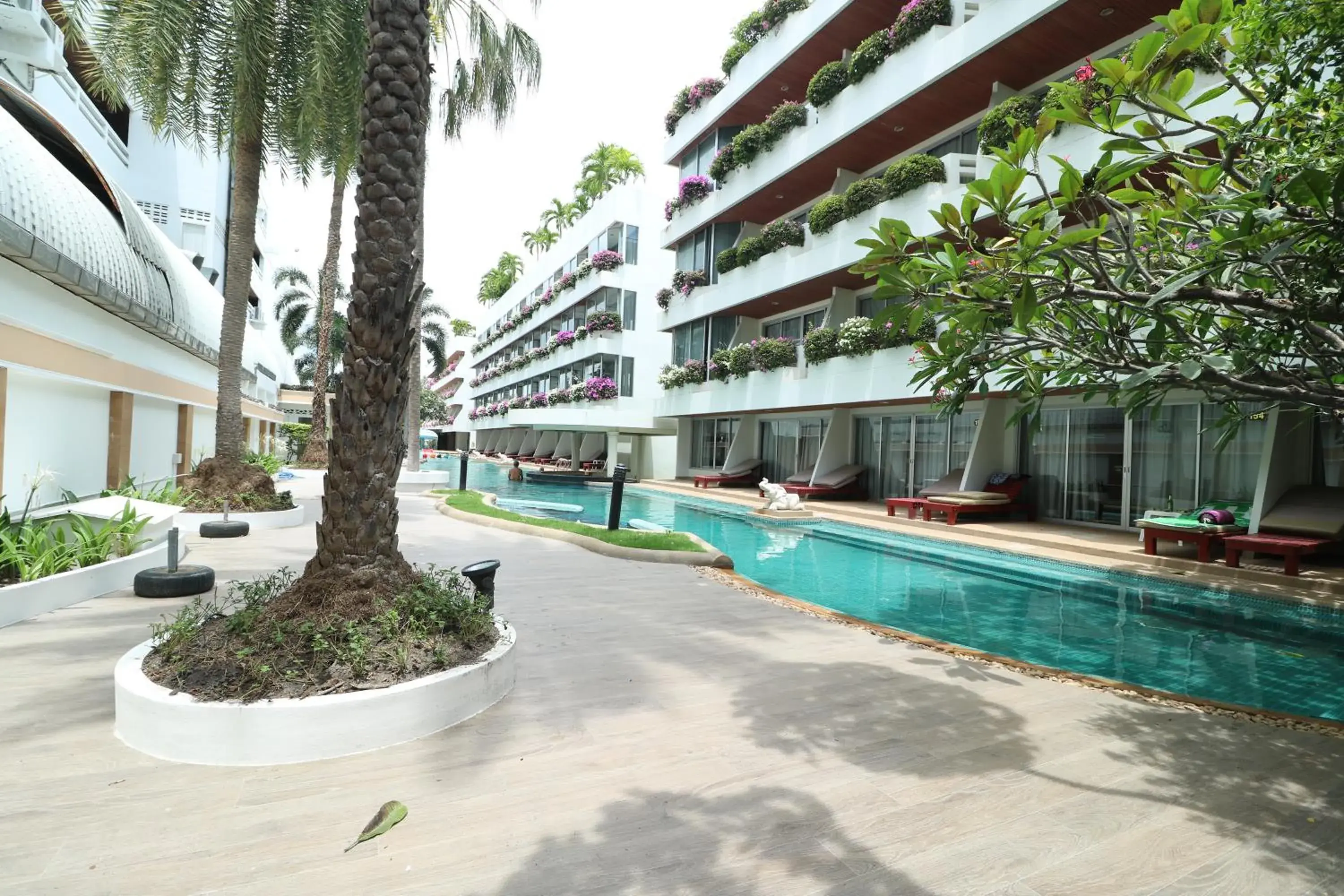 Swimming pool in Methavalai Hotel Swimming pool in Methavalai Hotel