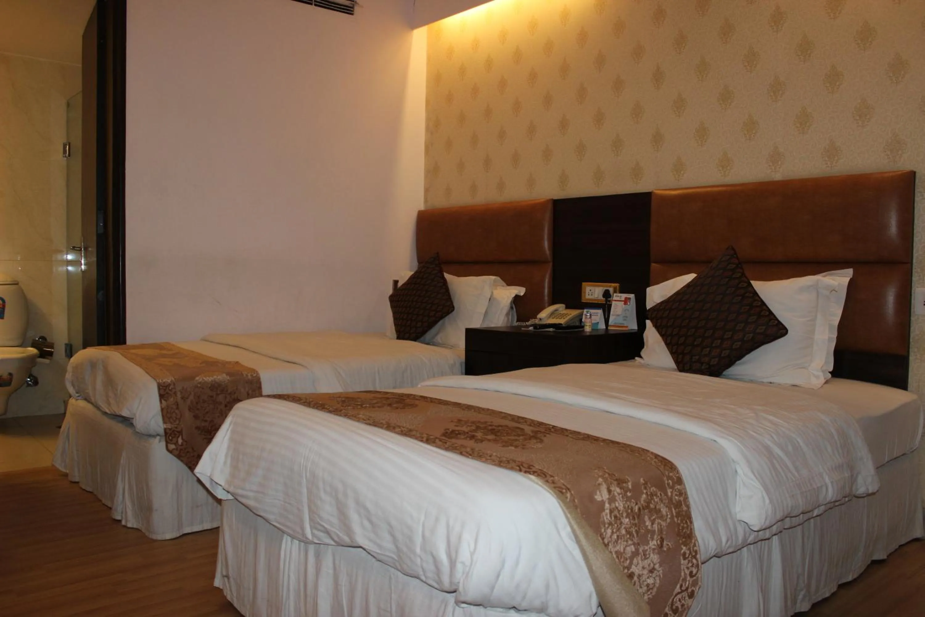 Bedroom, Bed in Hotel Jukaso Inn Down Town