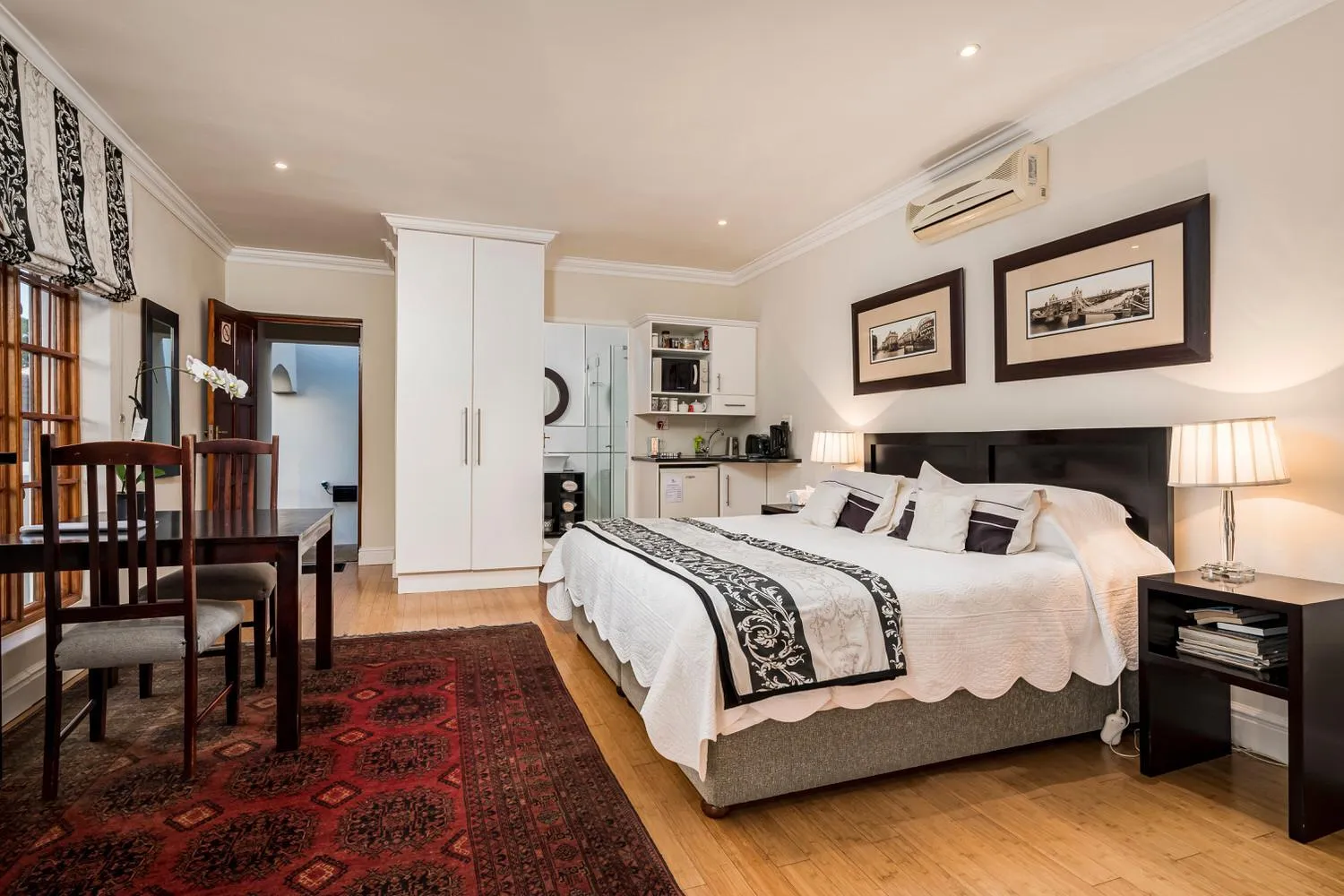 Bed in Millbury Guest House