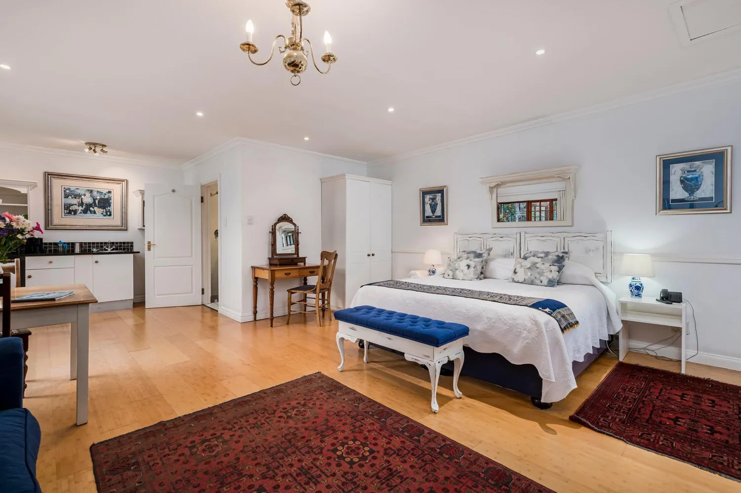 Bed in Millbury Guest House