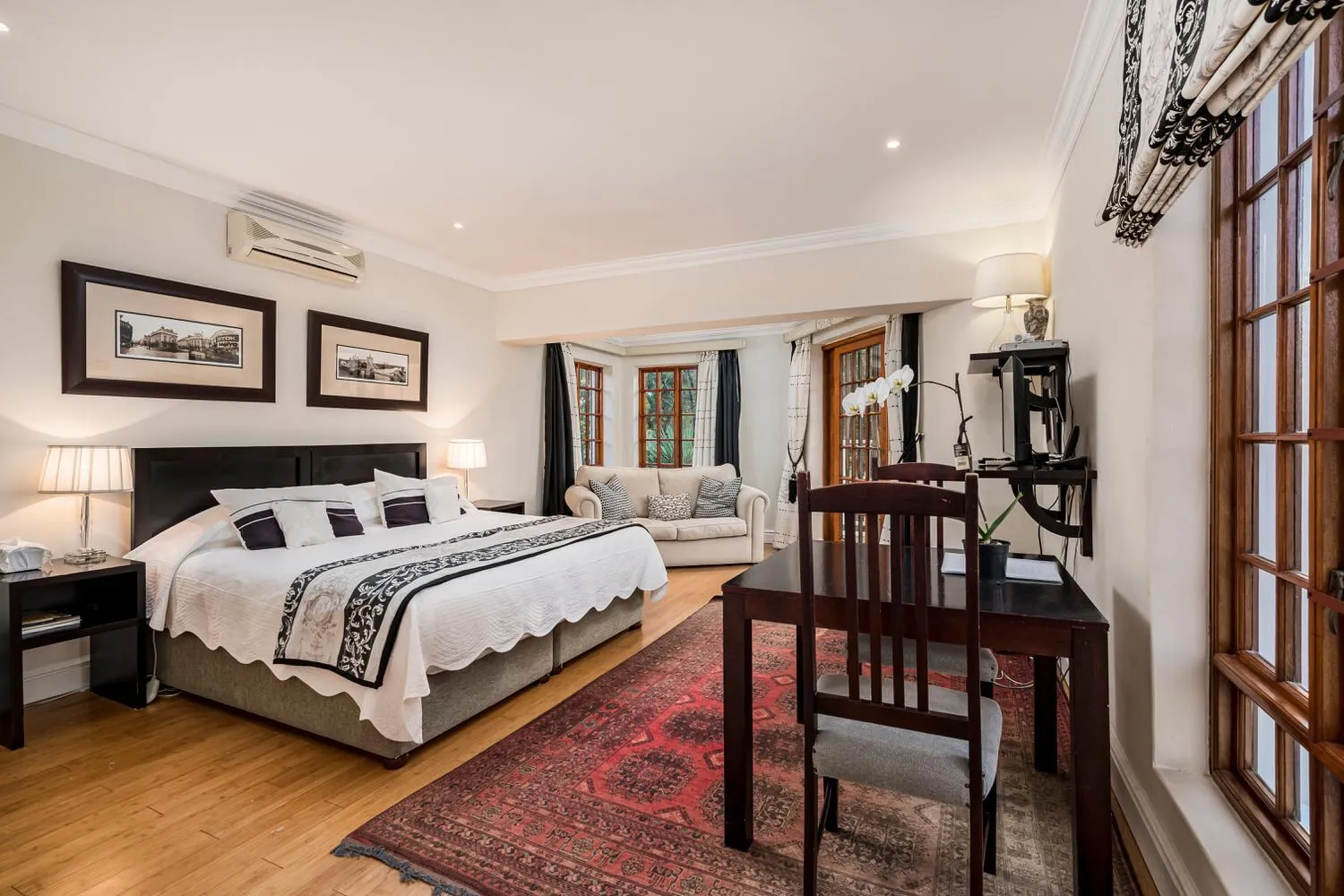 Bed in Millbury Guest House