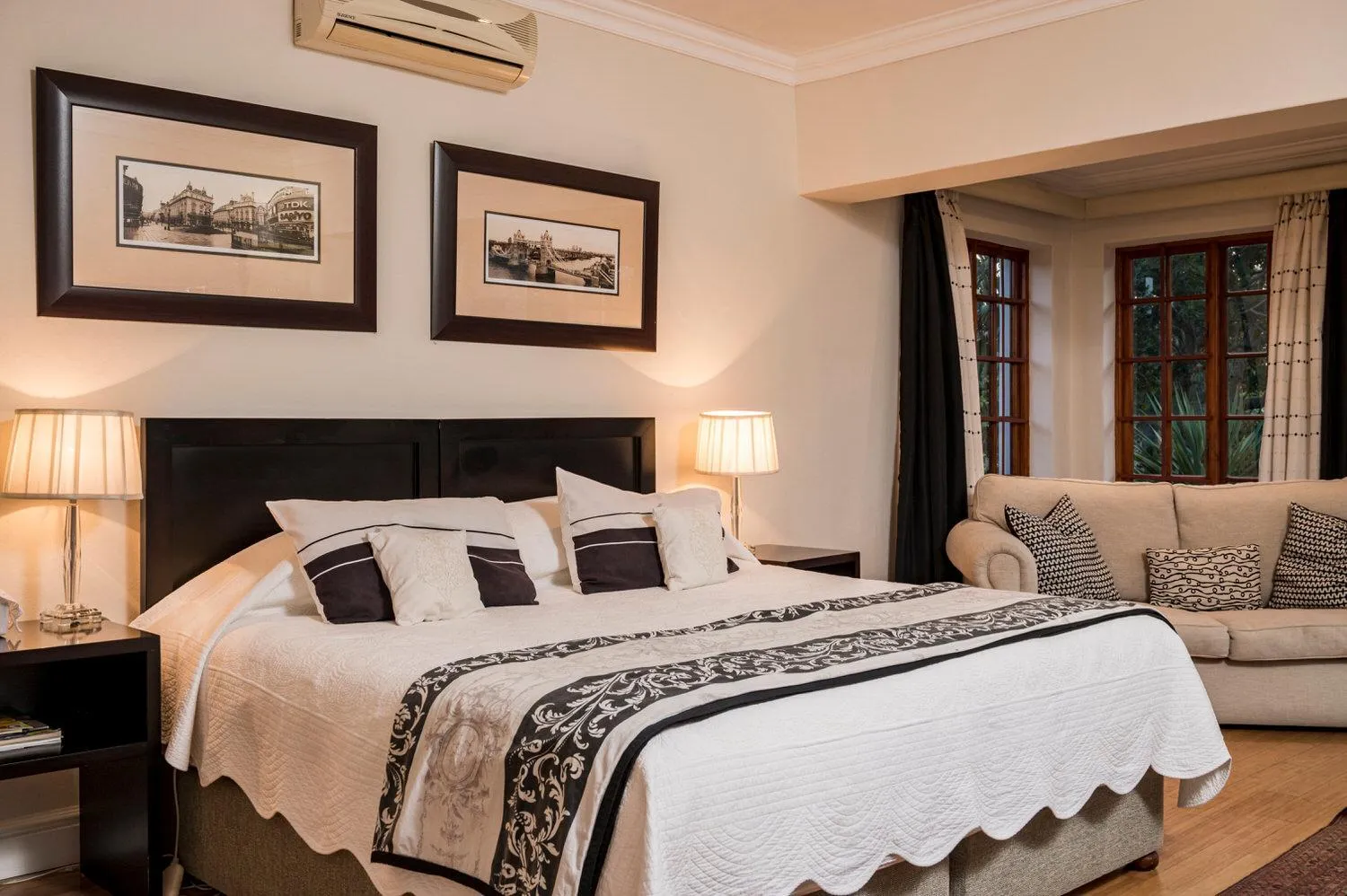 Bed in Millbury Guest House