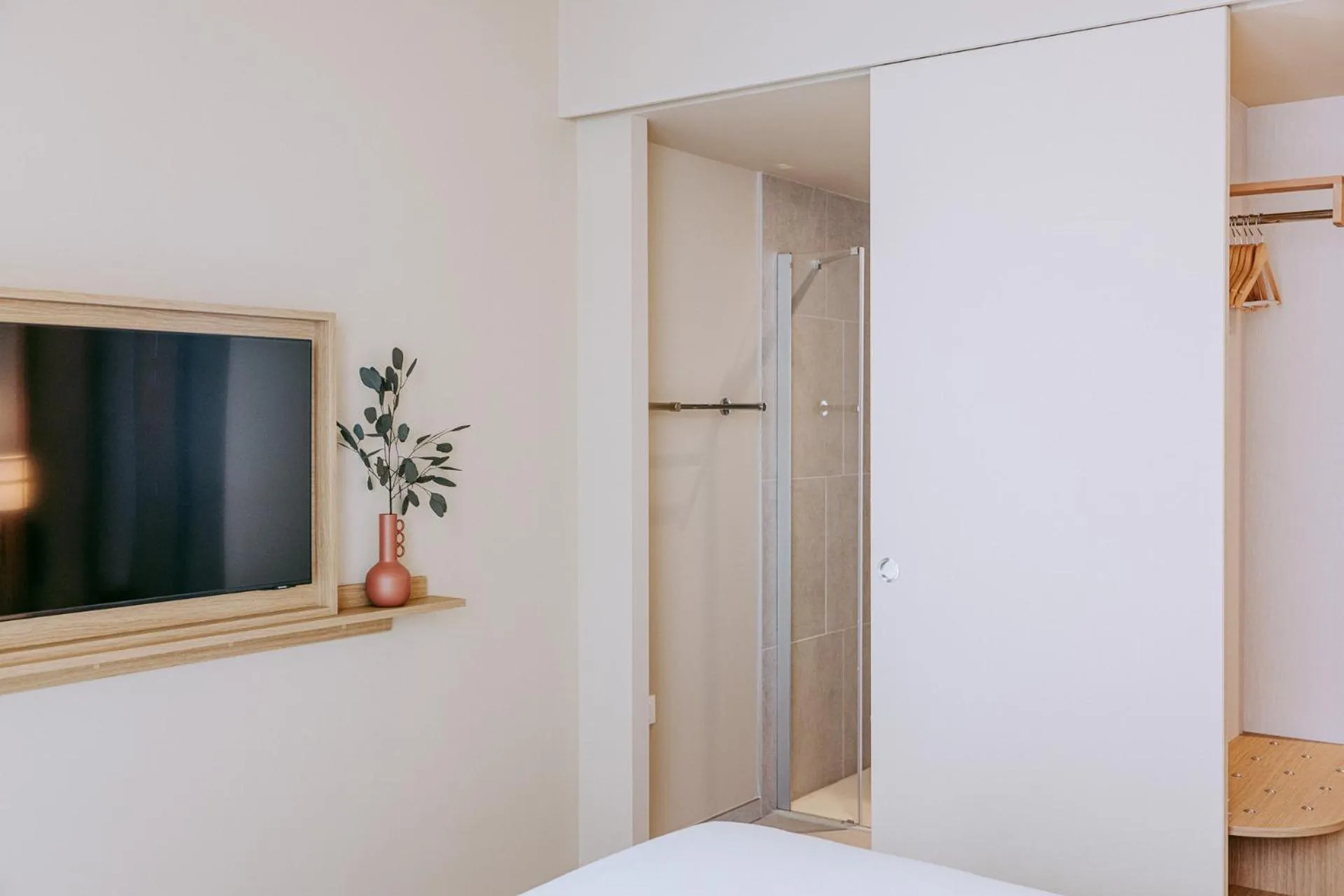 Bathroom, Bed in Sangha Toulouse