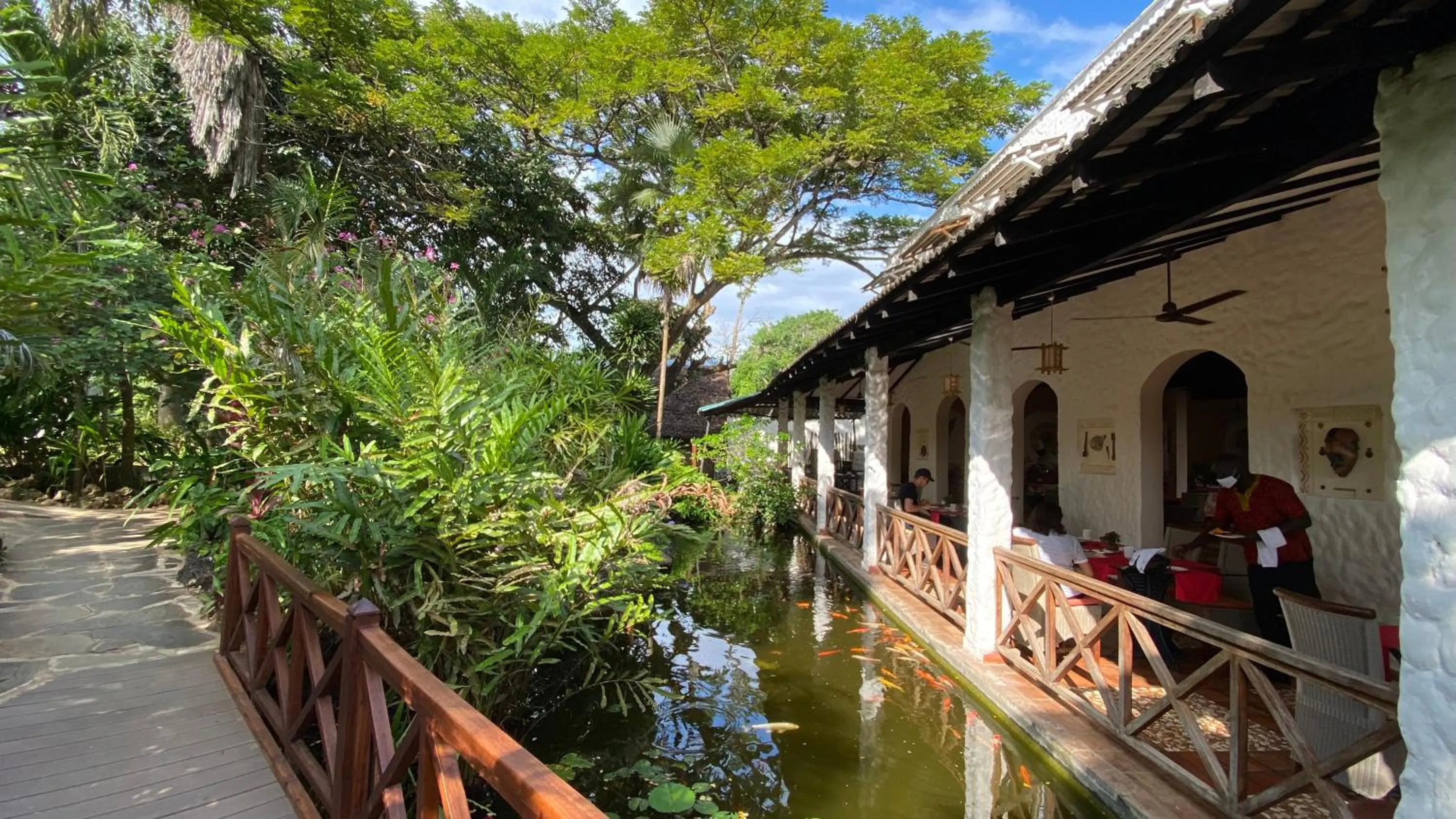 Restaurant/places to eat in Pinewood Beach Resort and Spa