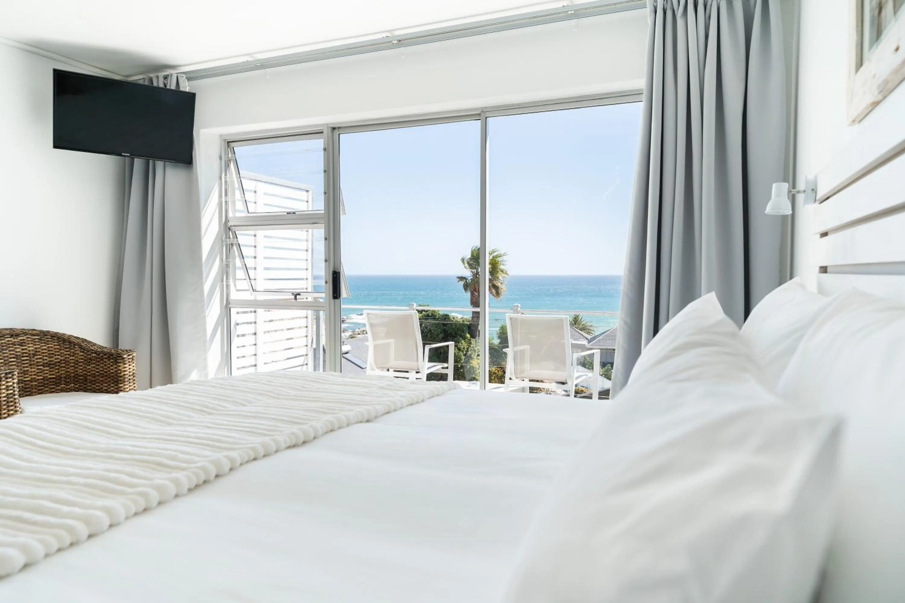 King Room with Sea View in Finchley Guesthouse in Camps Bay