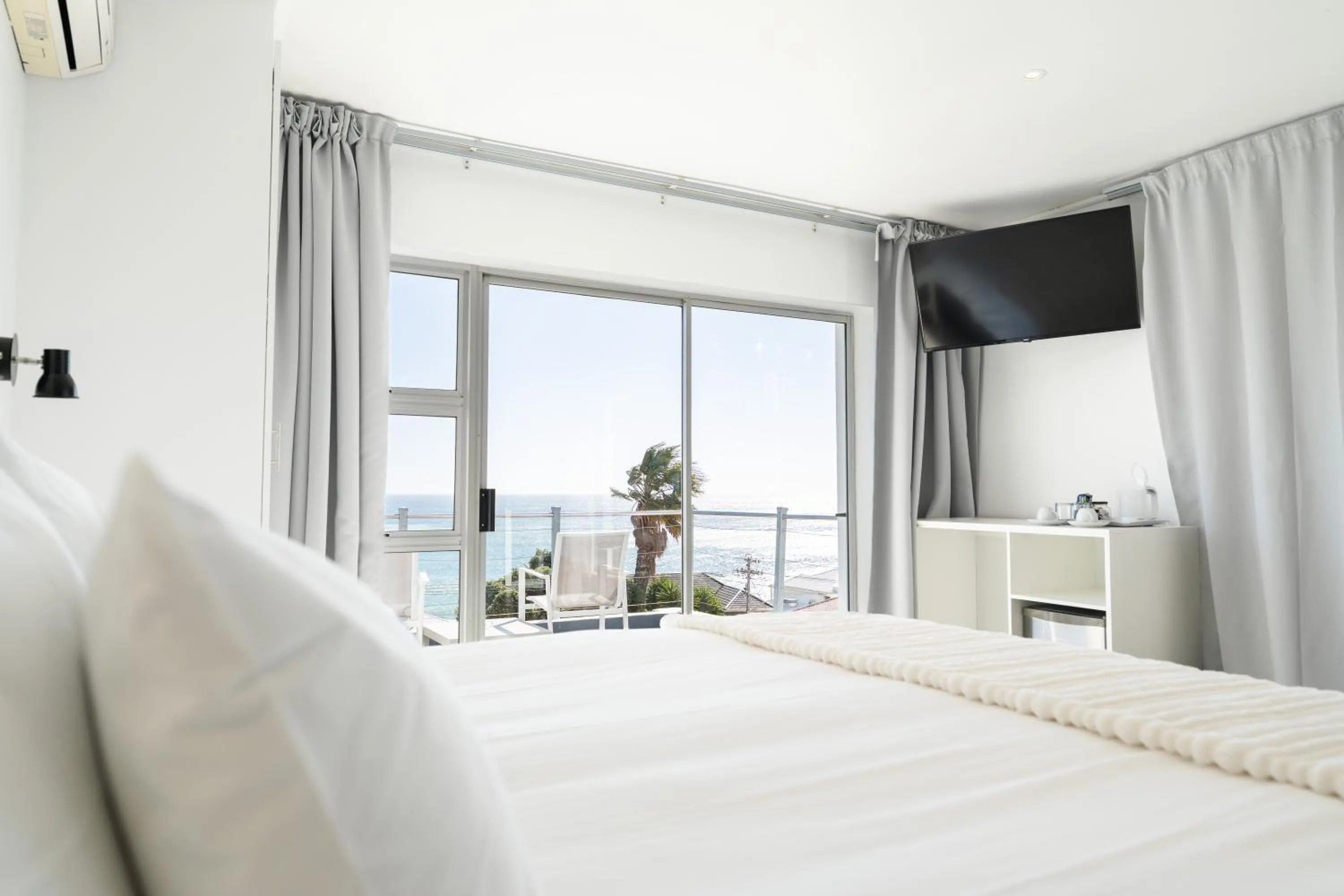 King Room with Sea View with bath in Finchley Guesthouse in Camps Bay