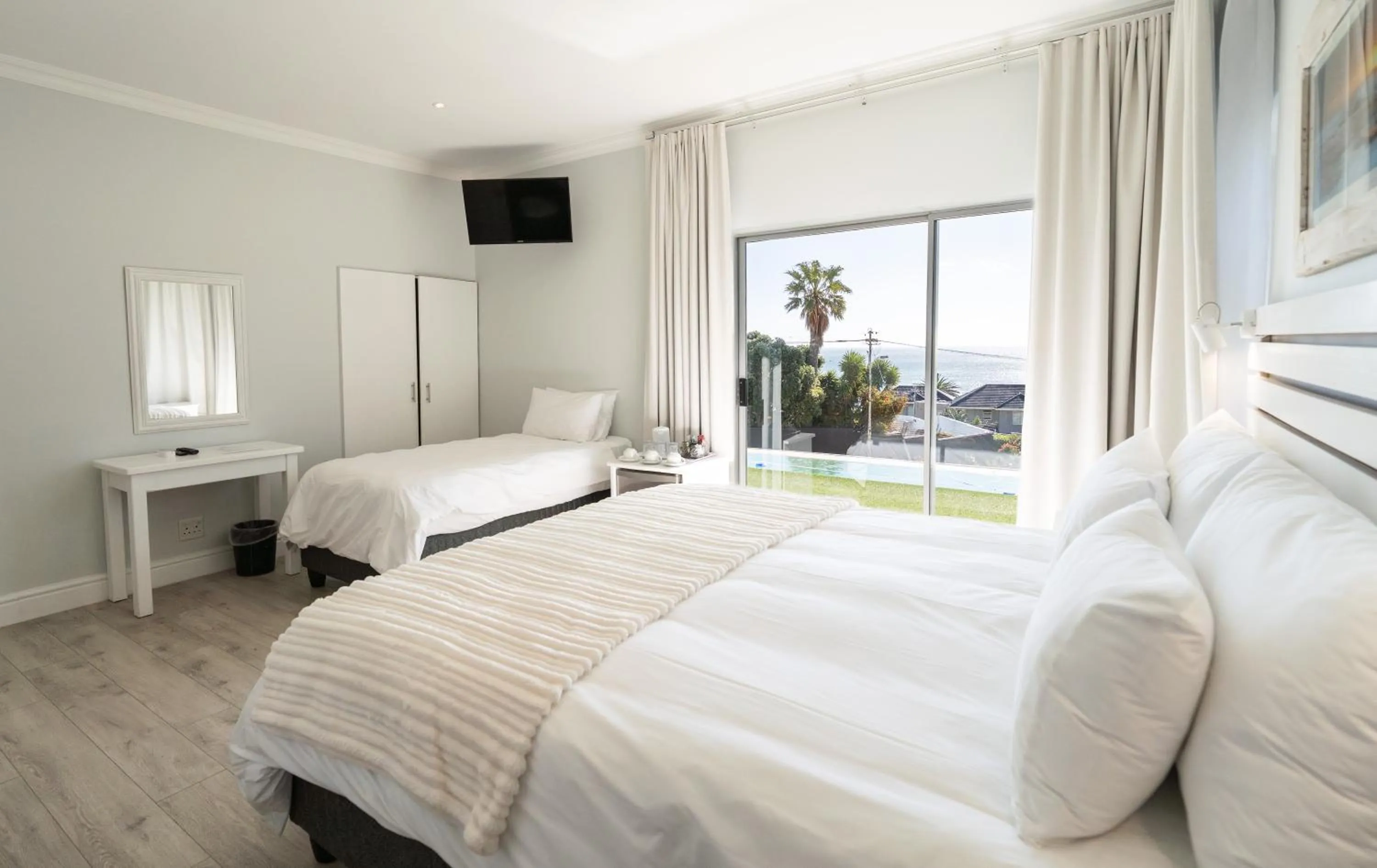 Sea View Room King or twin beds with pool view in Finchley Guesthouse in Camps Bay