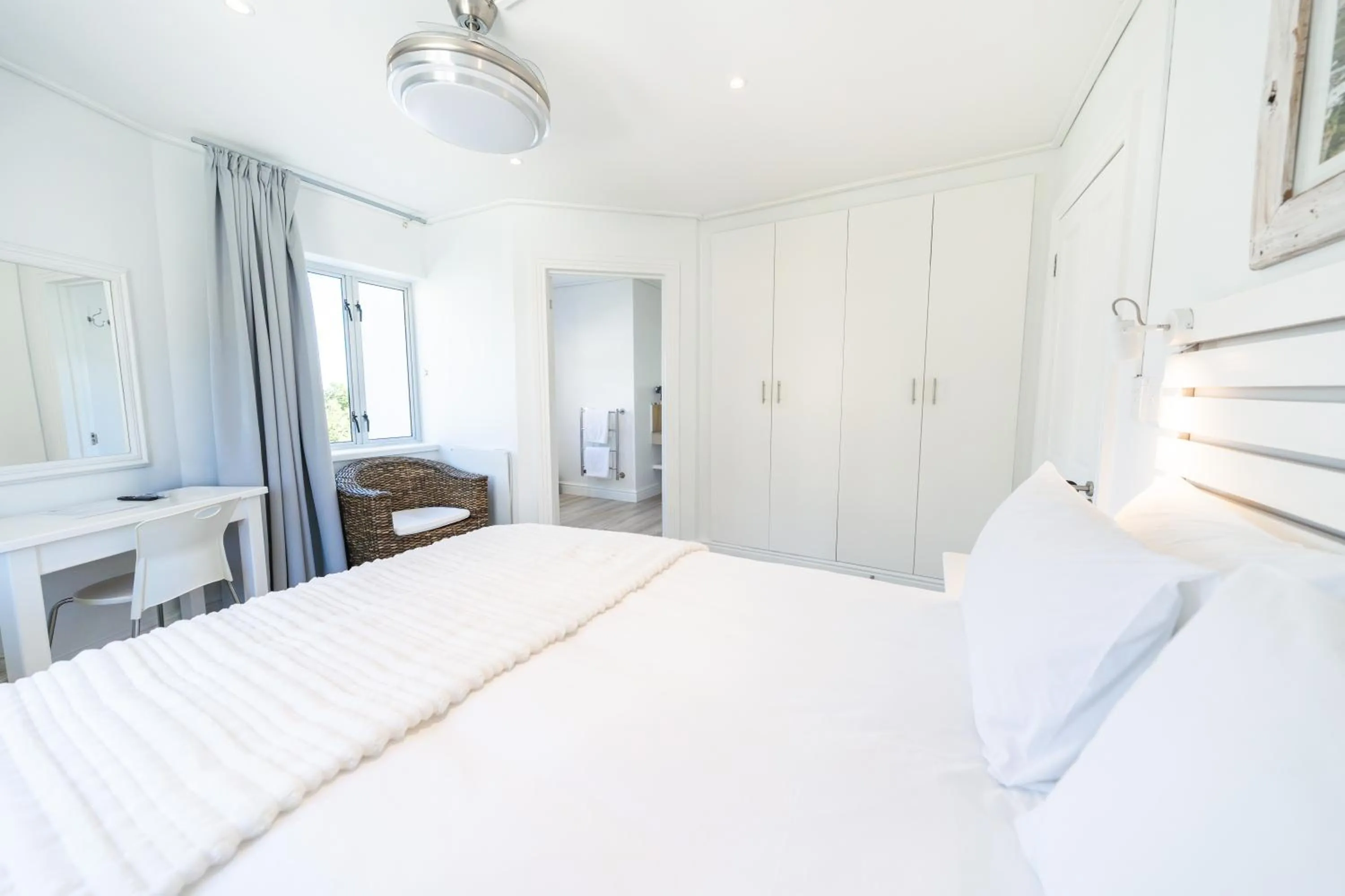  Double Room with Mountain View - Upstairs in Finchley Guesthouse in Camps Bay