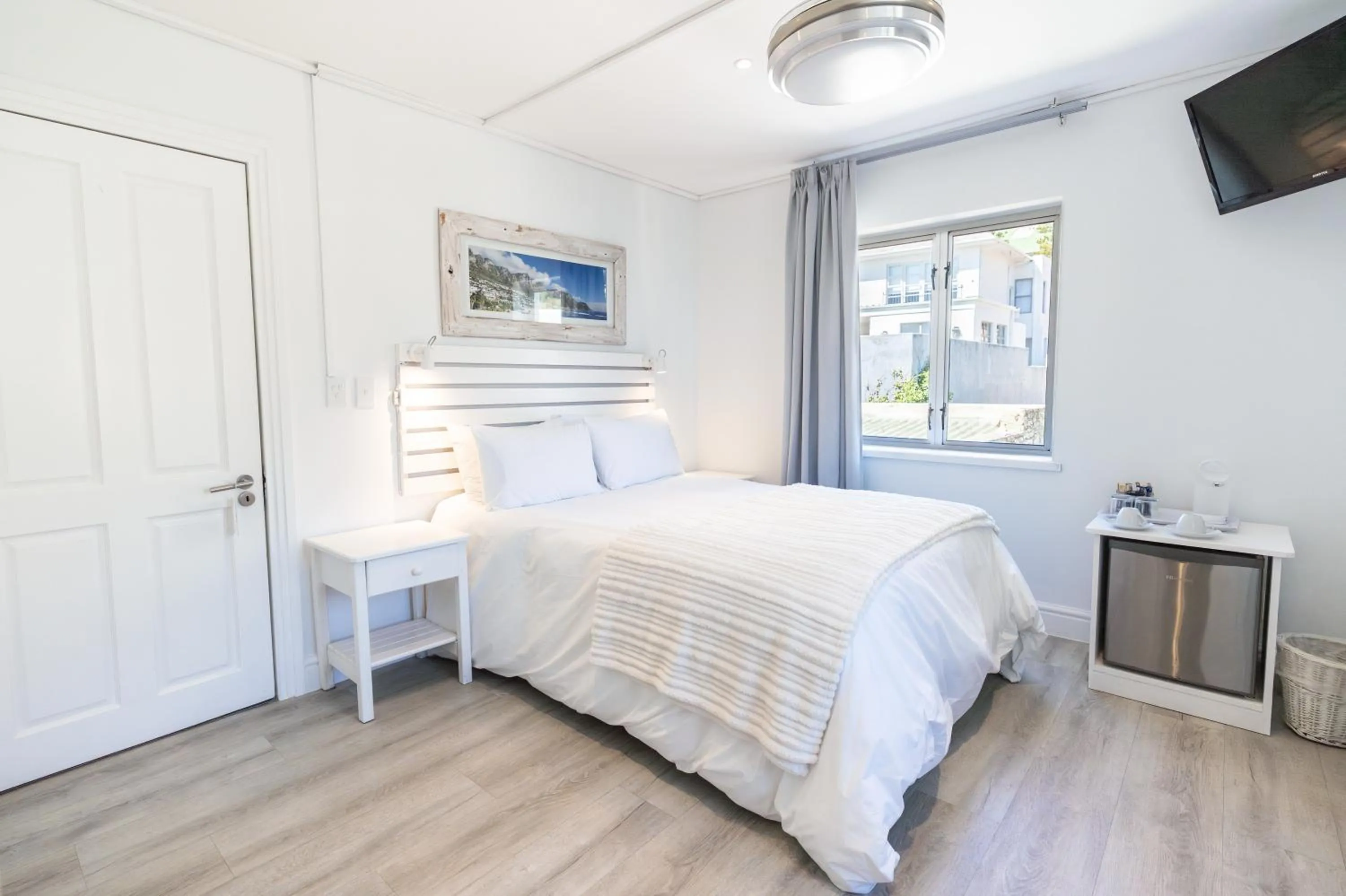  Double Room with Mountain View - Upstairs in Finchley Guesthouse in Camps Bay