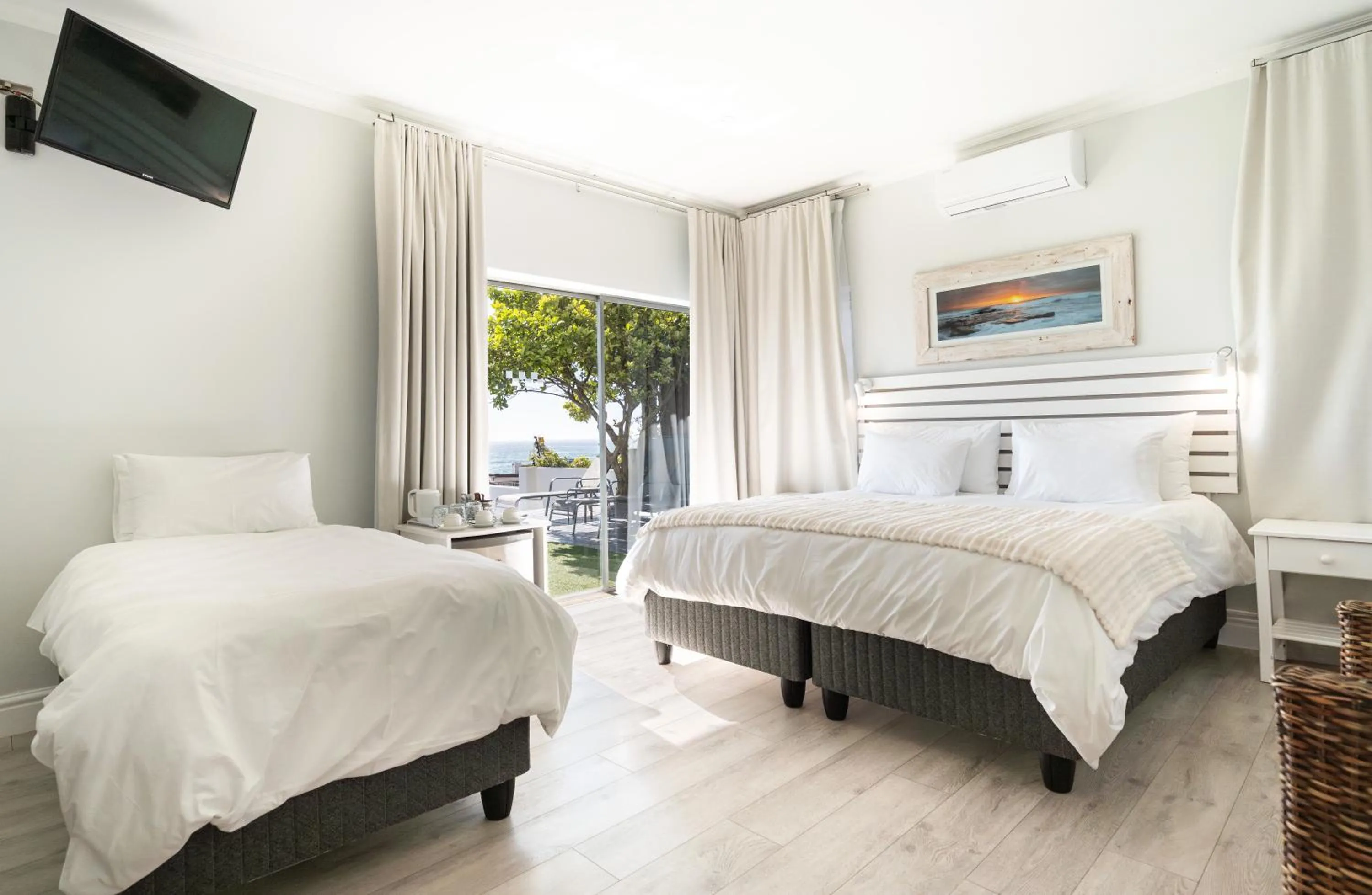 Sea View Room King or twin beds with pool view in Finchley Guesthouse in Camps Bay