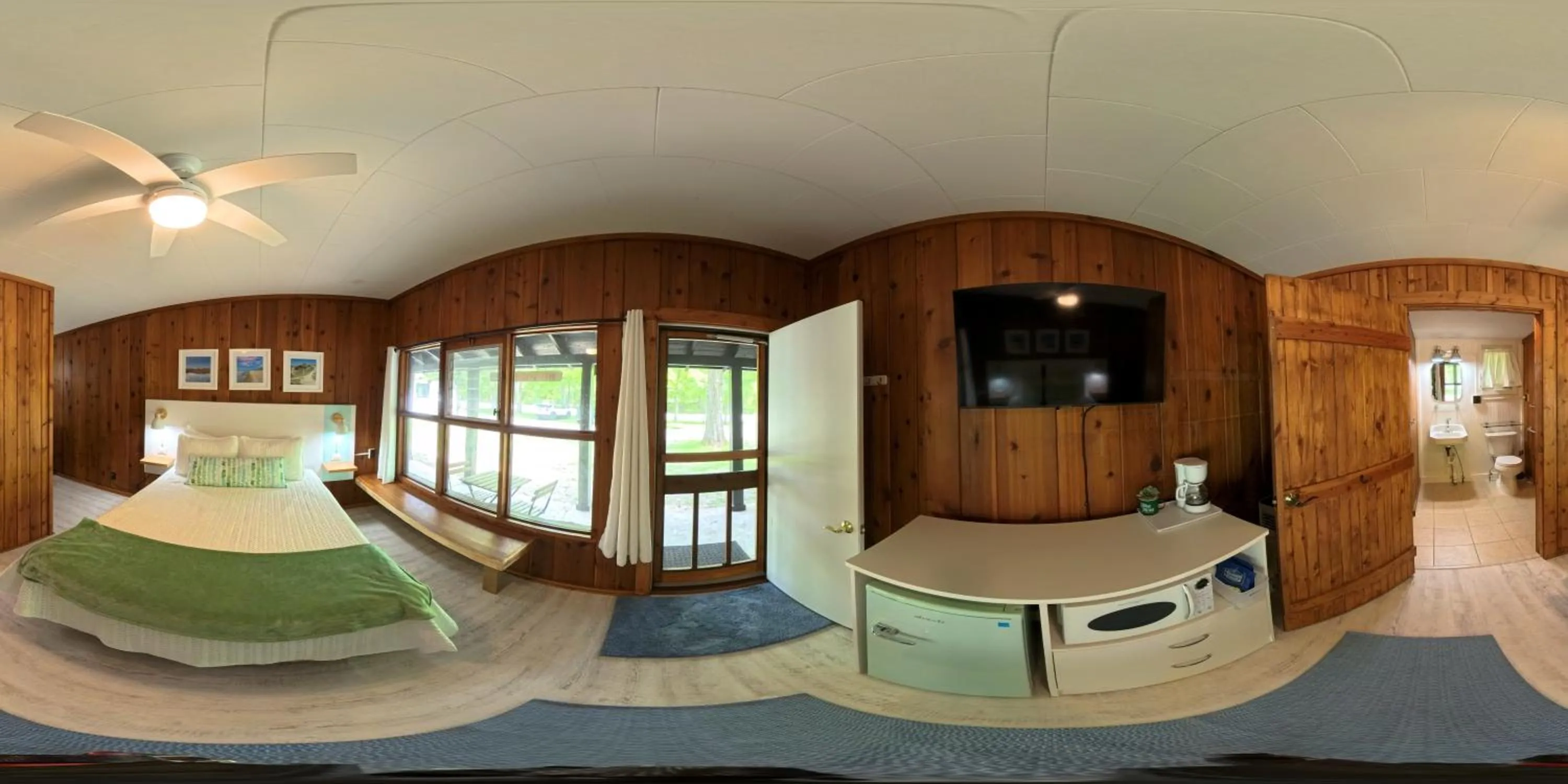 Photo of the whole room, Bed in Dune Climb Inn