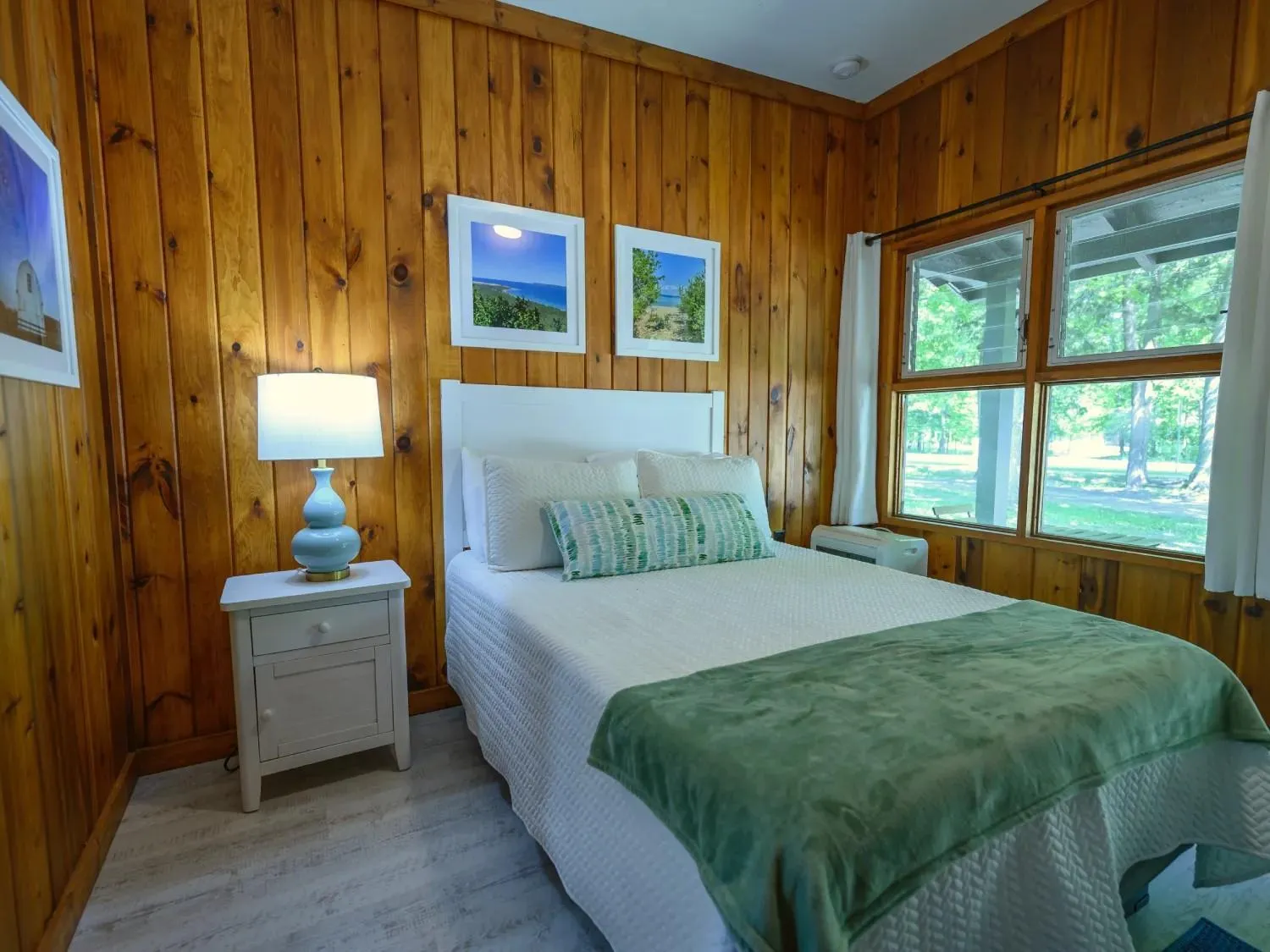Photo of the whole room, Bed in Dune Climb Inn