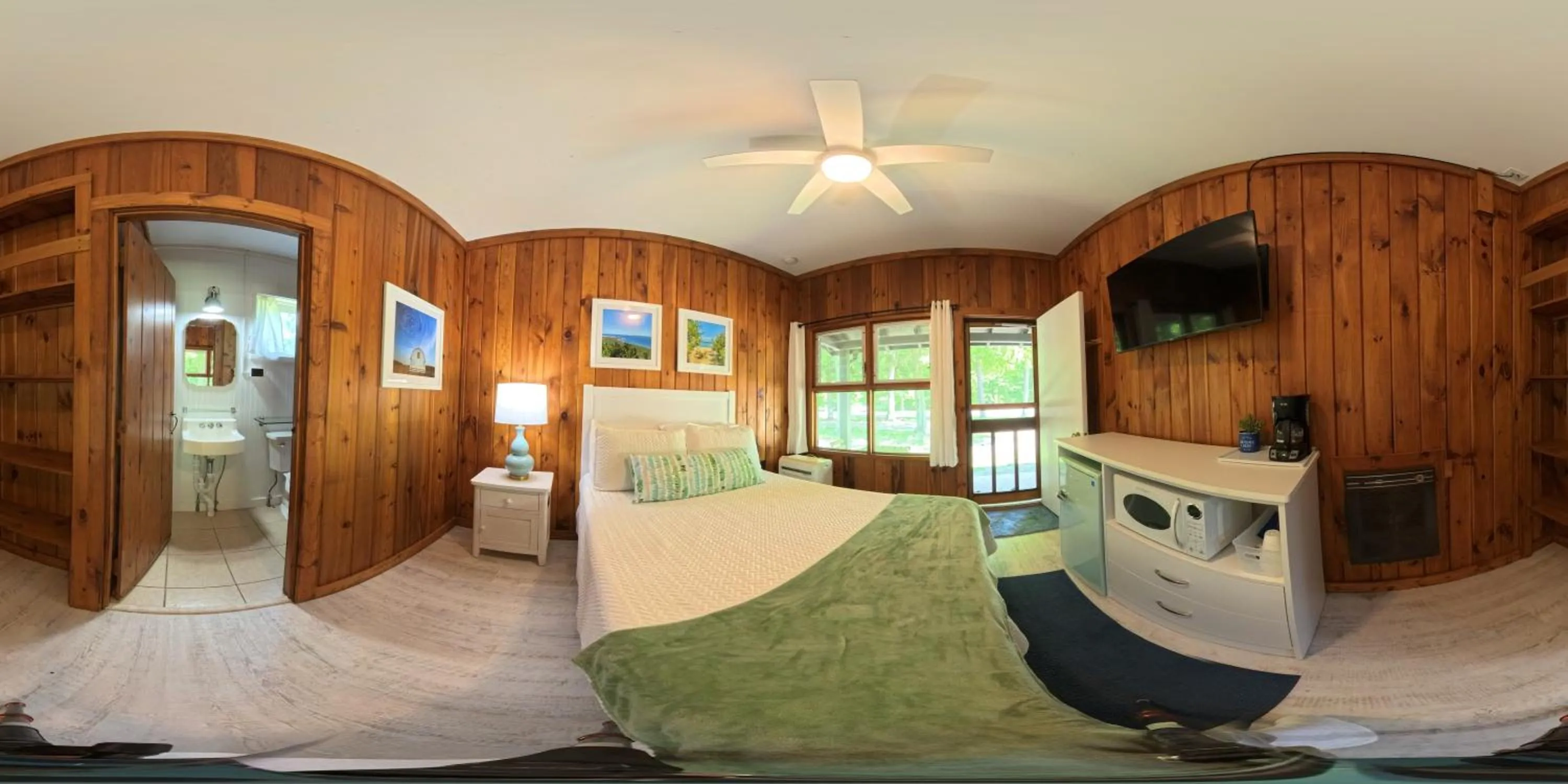 Photo of the whole room, Bed in Dune Climb Inn