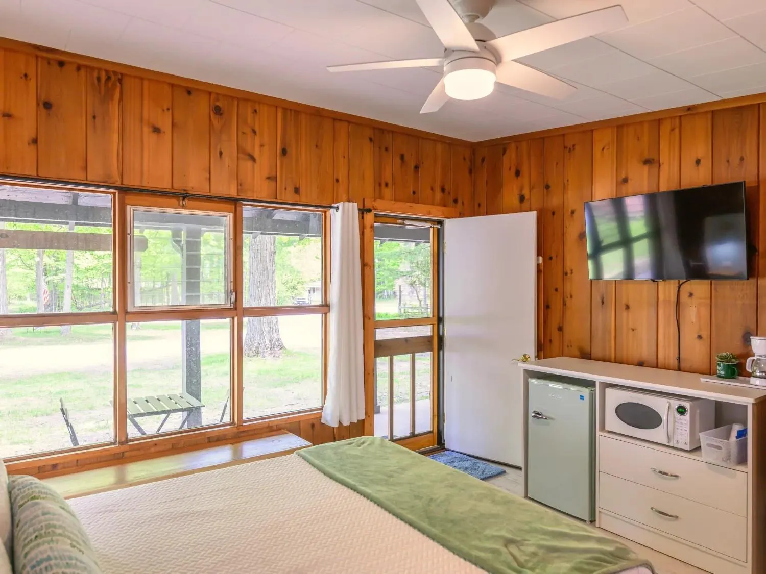 microwave, Bed in Dune Climb Inn