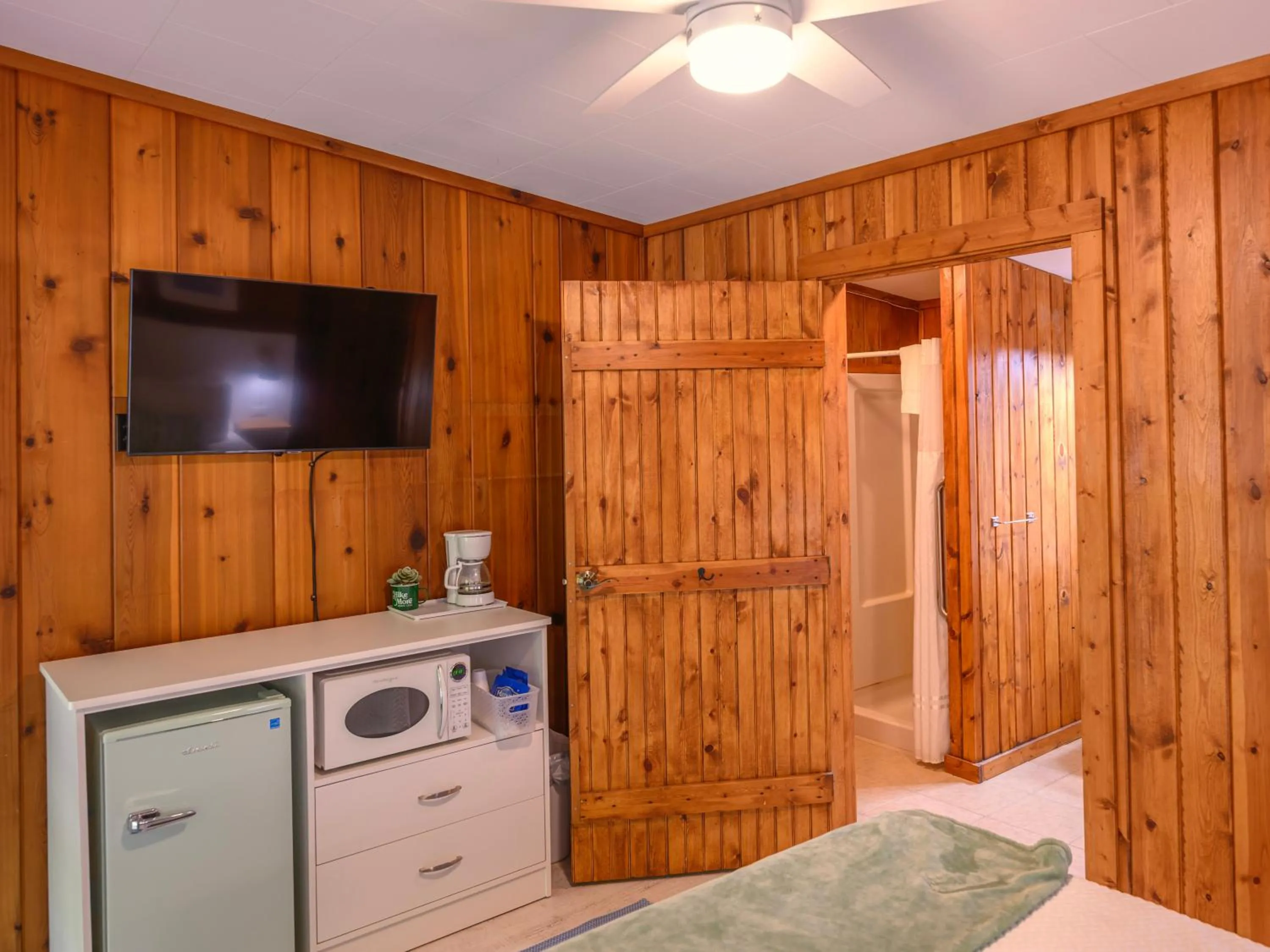microwave, Bed in Dune Climb Inn