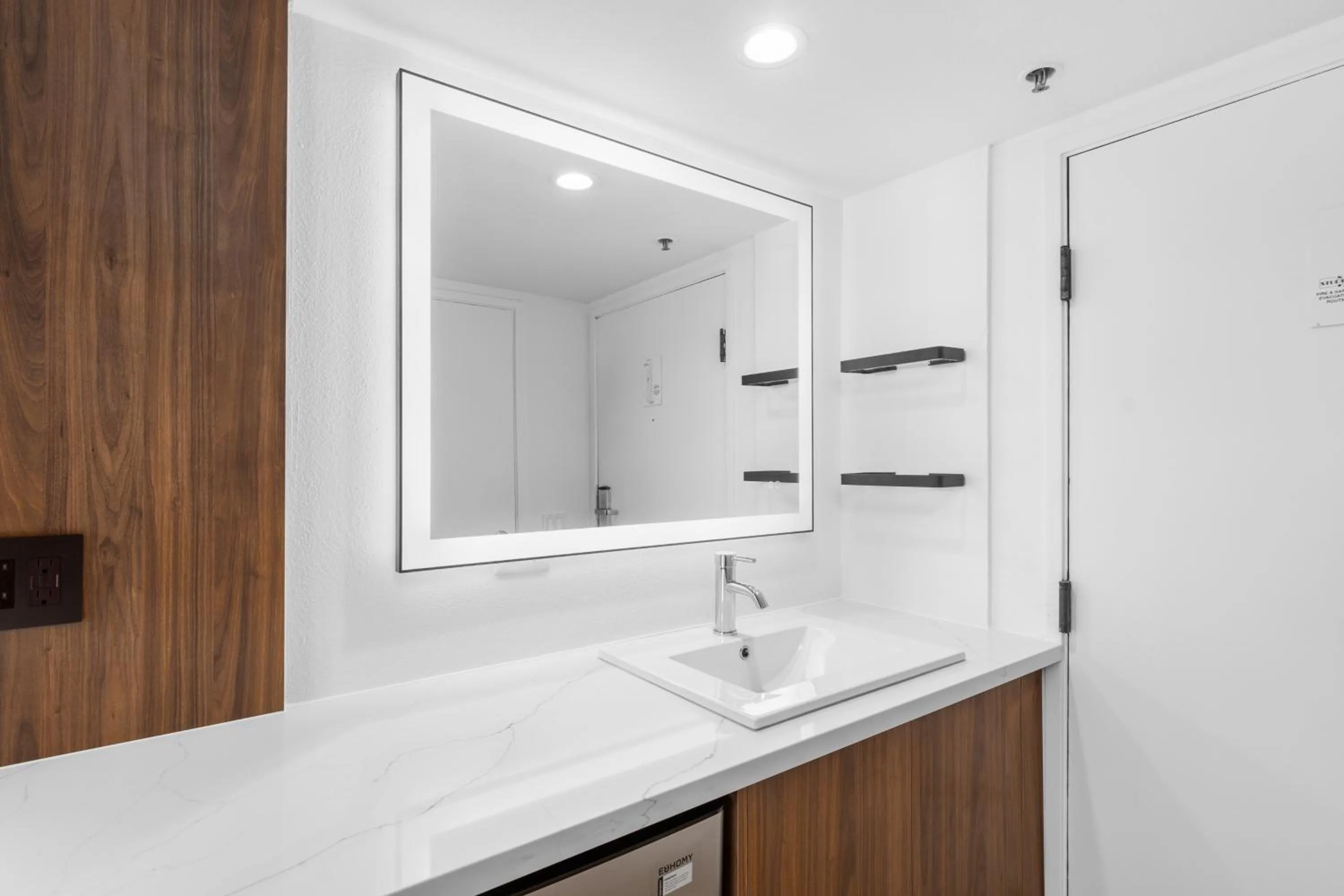 Uptown Inn - Limited Service Apart-Hotel