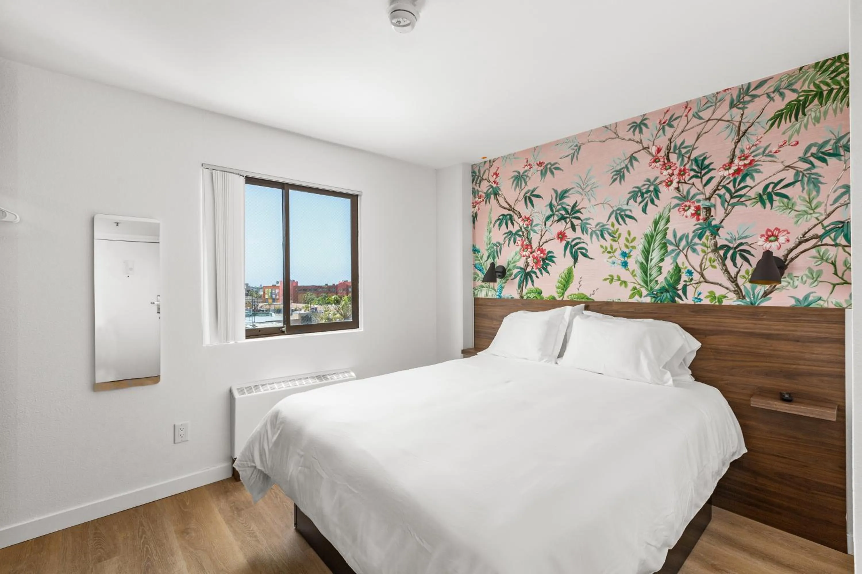 Bed in Uptown Inn - Limited Service Apart-Hotel