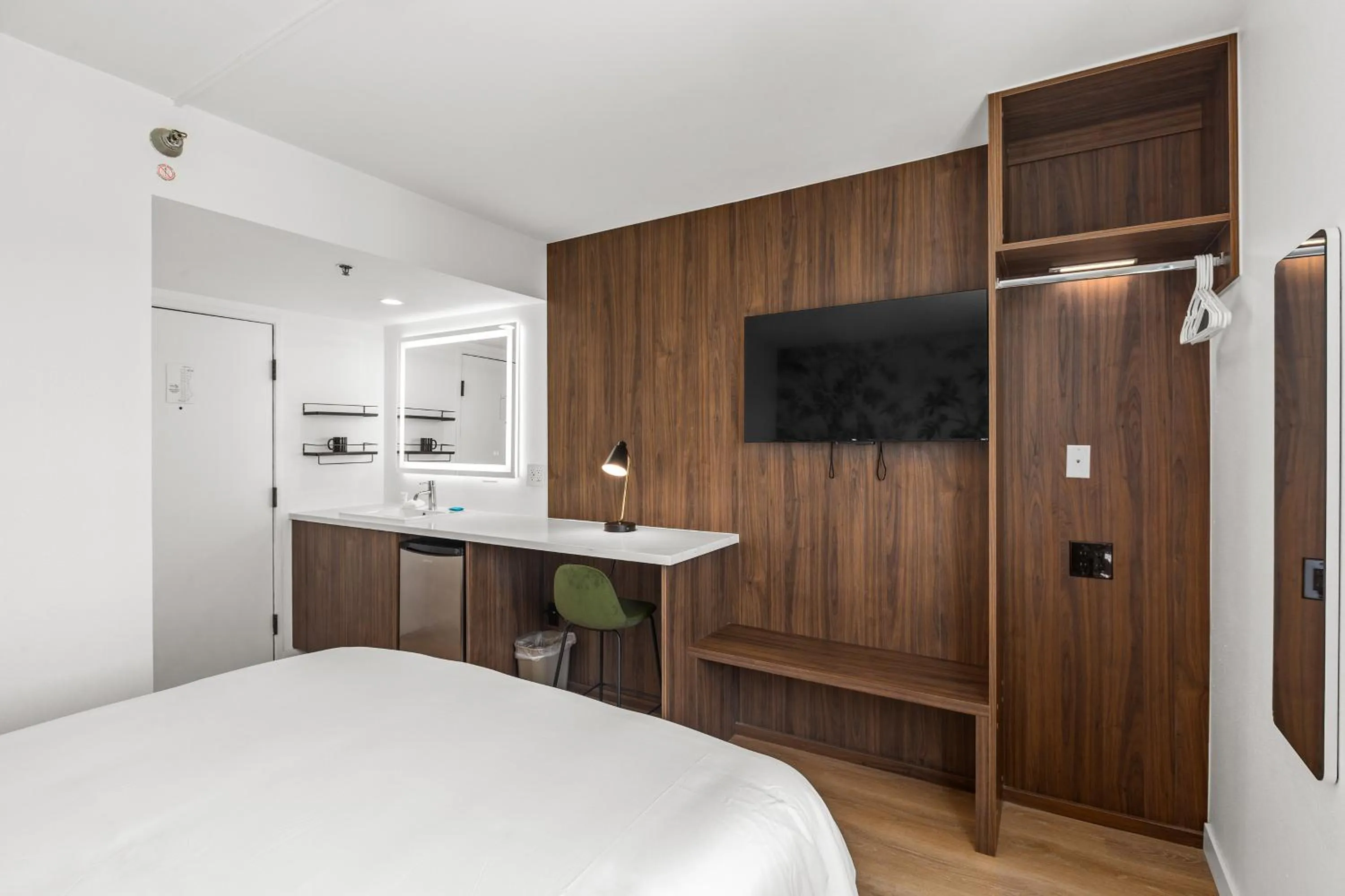 Bed in Uptown Inn - Limited Service Apart-Hotel