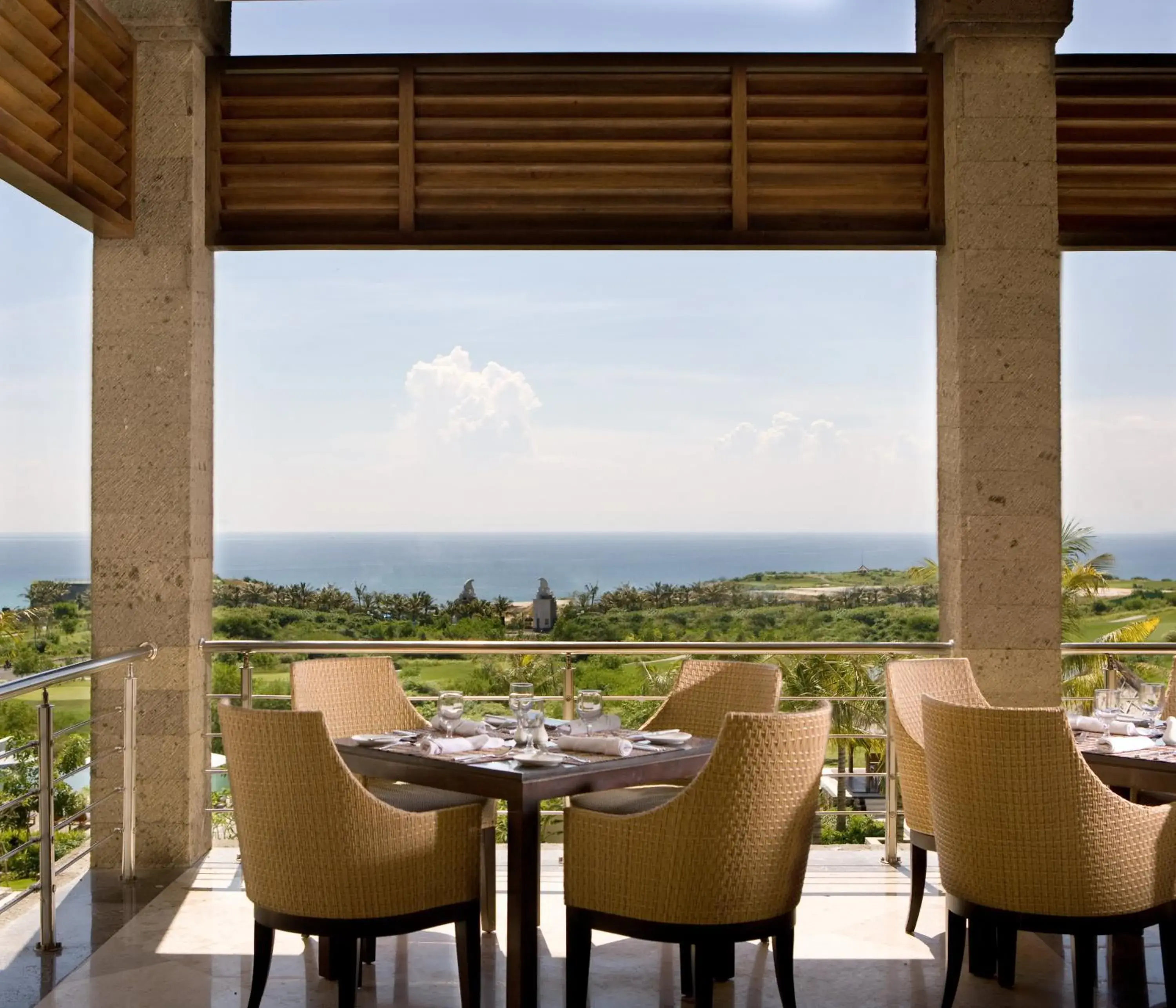 Restaurant/places to eat in New Kuta Hotel by LORIN Restaurant/places to eat in New Kuta Hotel by LORIN