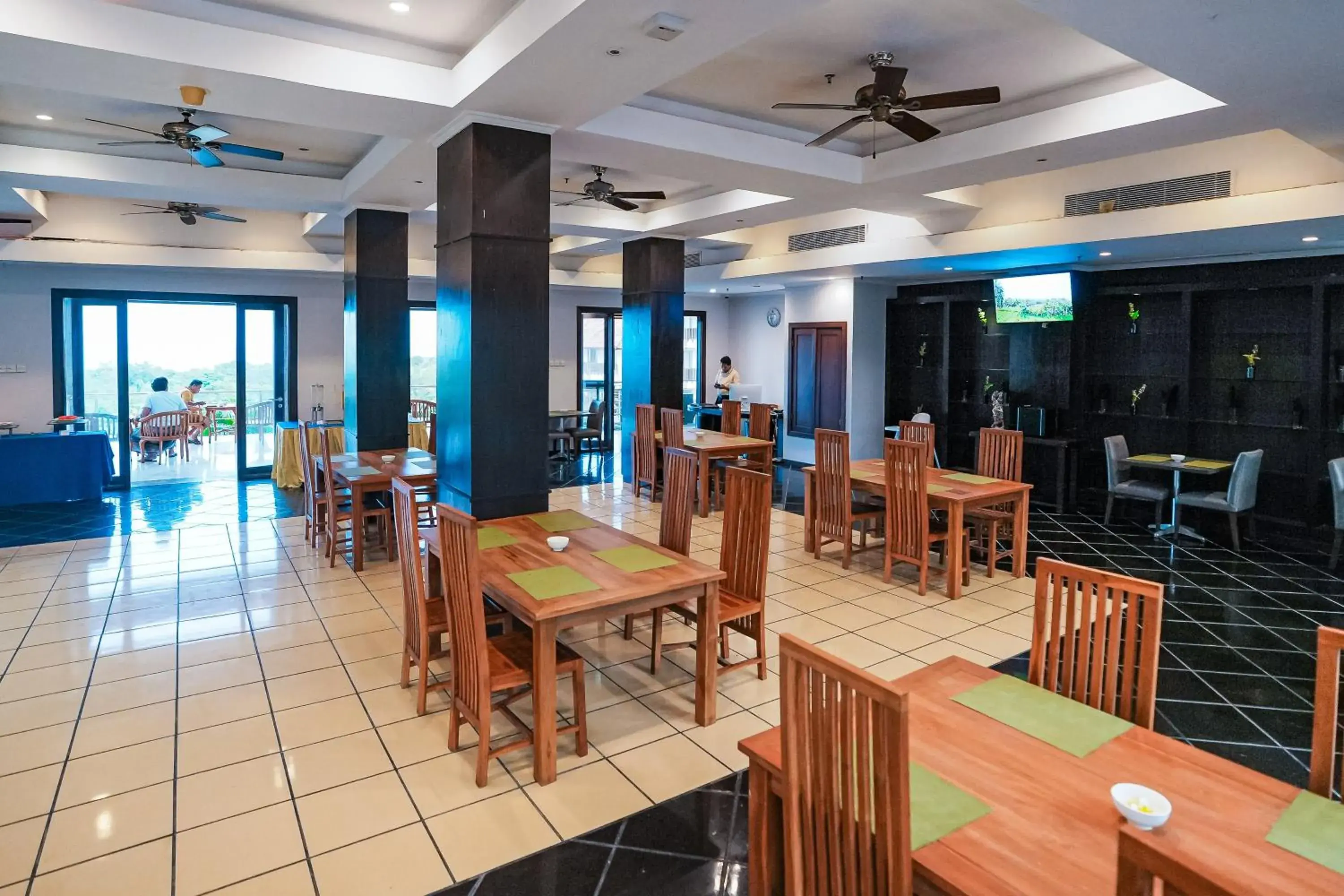 Restaurant/places to eat in New Kuta Hotel by LORIN Restaurant/places to eat in New Kuta Hotel by LORIN