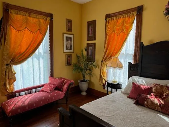 Seating area, Bed in Woodbine Inn and Restaurant