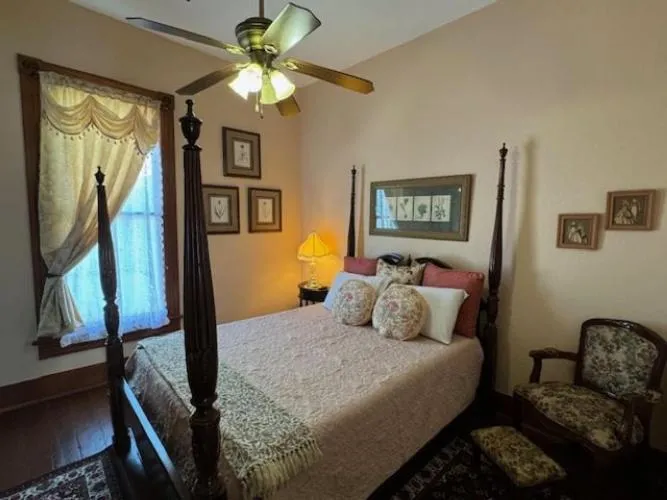 Bedroom, Bed in Woodbine Inn and Restaurant