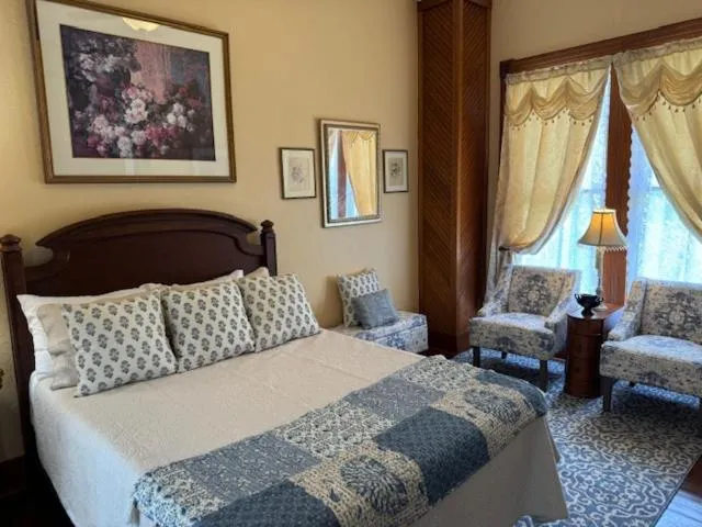 Seating area, Bed in Woodbine Inn and Restaurant