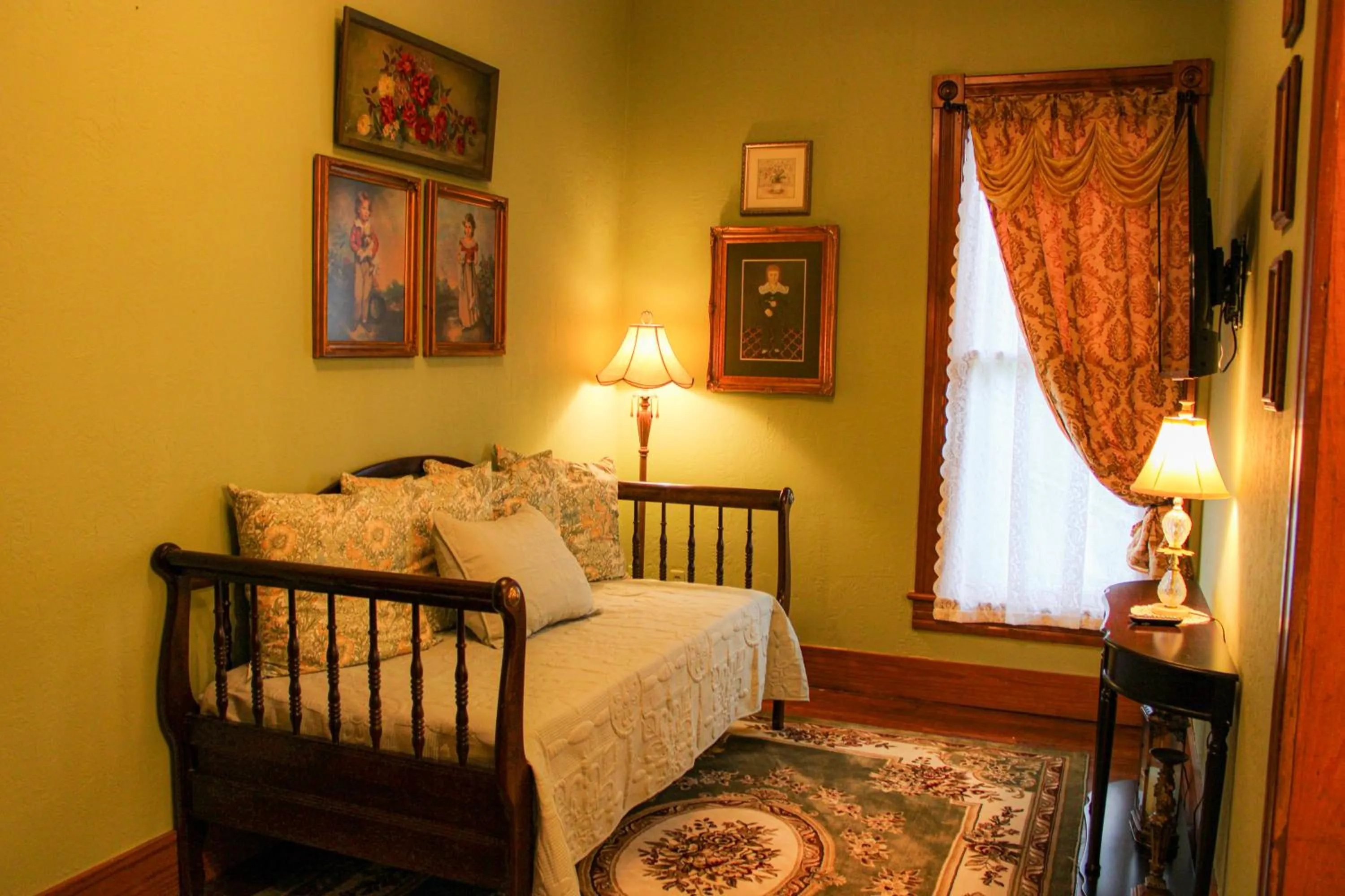 Seating area, Bed in Woodbine Inn and Restaurant